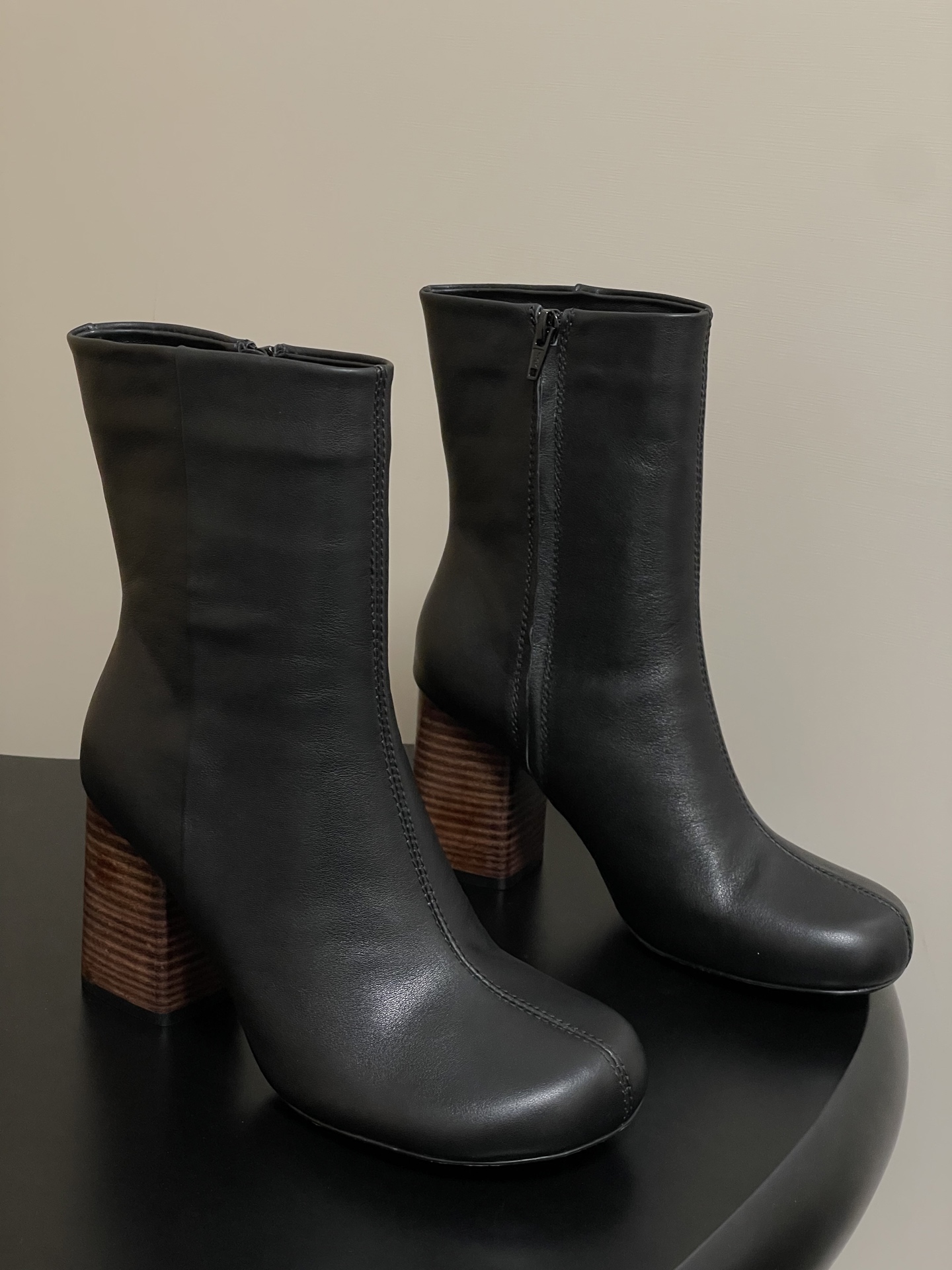 NO:443358,- LEMAIRE 2025 early autumn new style, thick heel round toe simple high-end short boots side zipper high-heeled ankle boots This pair of hot is just exploding. What a great pair!  Very simple and casual, low-key and tasteful, exuding a charming temperament everywhere!  I really like a pair of high-end and practical shoes that are expressed in this casual and lazy way!  Upper top layer cowhide, inner foot pad water dyed sheepskin, sole Italian leather outsole, heel height 9cm, size 35-39 (40.41.42 custom made without return), boots, boots, cowhide, sheepskin, Leather soles19860909- LEMAIRE 2025早秋新款 粗跟圆头简约高级短靴侧拉链高跟踝靴 这双热度直接爆炸啦 太好看的一双啦！极简随意,低调有品,处处散发着迷人的气质！ 一双高级又实用的好鞋用这种随意又慵懒的方式表达出来,我真的超级喜欢！ 鞋面头层牛皮 内里垫脚水染羊皮 鞋底意大利真皮大底 跟高9cm 码数35-39（40.41.42定做不退换）,靴子,boots,cowhide,sheepskin,Leather soles,Women's Shoes