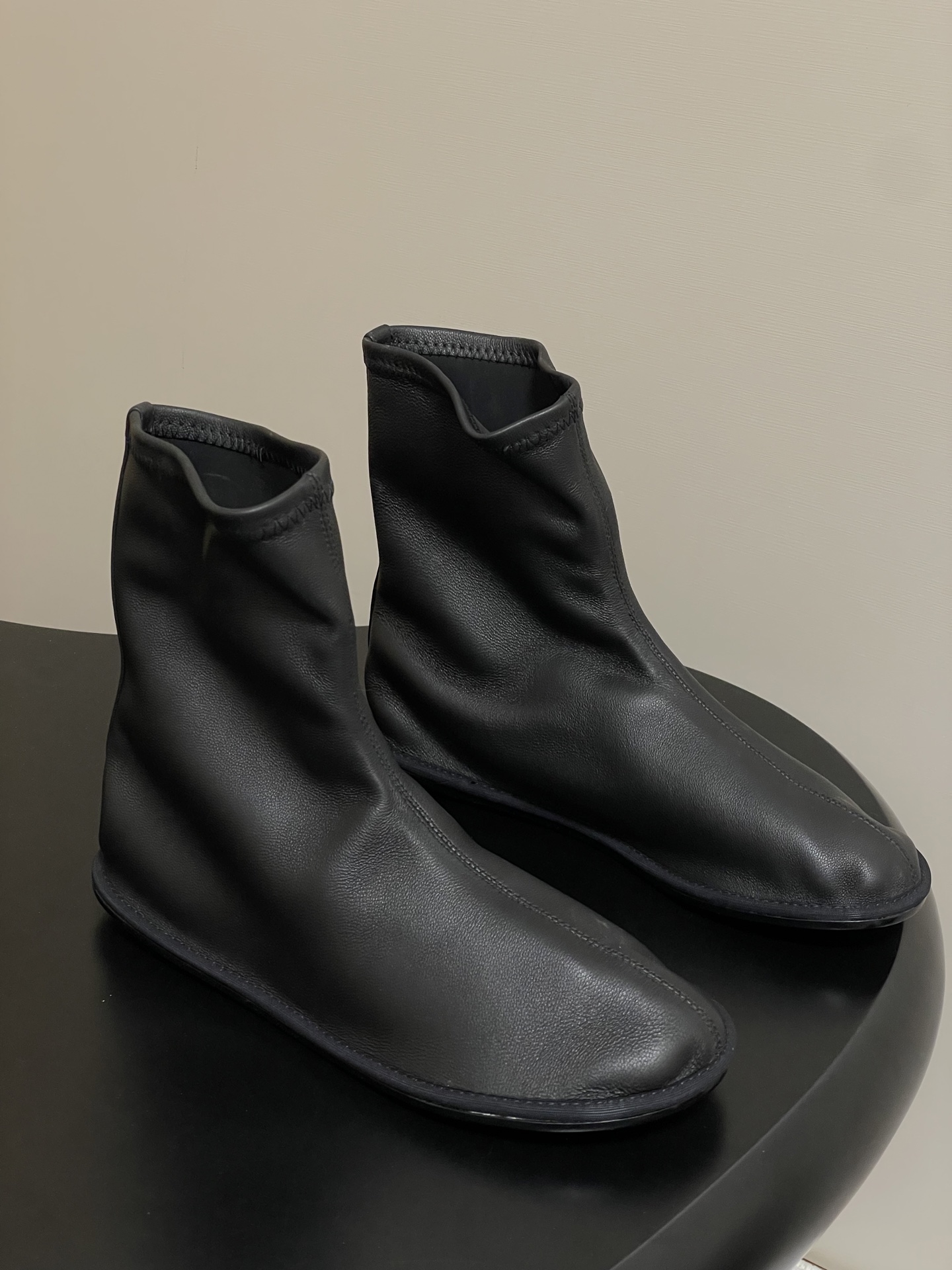 NO:444369,- THE ROW 25 early autumn new TR sock elastic short boots super comfortable minimalist style boots. It seems to be extremely simple and easy to design, but the material selection is extremely luxurious. It uses top imported elastic surface to create the shoe body. It has excellent soft texture and last craftsmanship. You can experience the kind of humanized design that has been carefully considered. It is particularly comfortable and simple. It naturally has versatile attributes, and can be worn casually and show its beauty!  Celebrities and fashion bloggers have already put on their feet, and they are really a boot that makes them look long and thin!  Upper lycra fit elastic leather footbed sheepskin sole Italian leather outsole size 35-39 (40.41 custom made without return), boots, boots, sheepskin, Leather soles, socks19860909- THE ROW 25早秋新款 TR袜子弹力短靴超舒适极简风靴子 看似极其简约,轻松写意的设计,但选材却极其奢华,采用顶级的进口弹力面打造鞋身,出色的柔软质感和楦型工艺,穿上脚就能体会到那种经过用心考量的人性化设计,尤为舒适且简约的一款靴子,自然带有百搭的属性,随意穿搭、自显美感！明星、时尚博主们已经纷纷上脚,真的非常显腿长腿细的一款靴子！ 鞋面莱卡贴合弹力皮 垫脚羊皮 鞋底意大利真皮大底 码数35-39（40.41定做不退换）,靴子,boots,sheepskin,Leather soles,socks,Women's Shoes