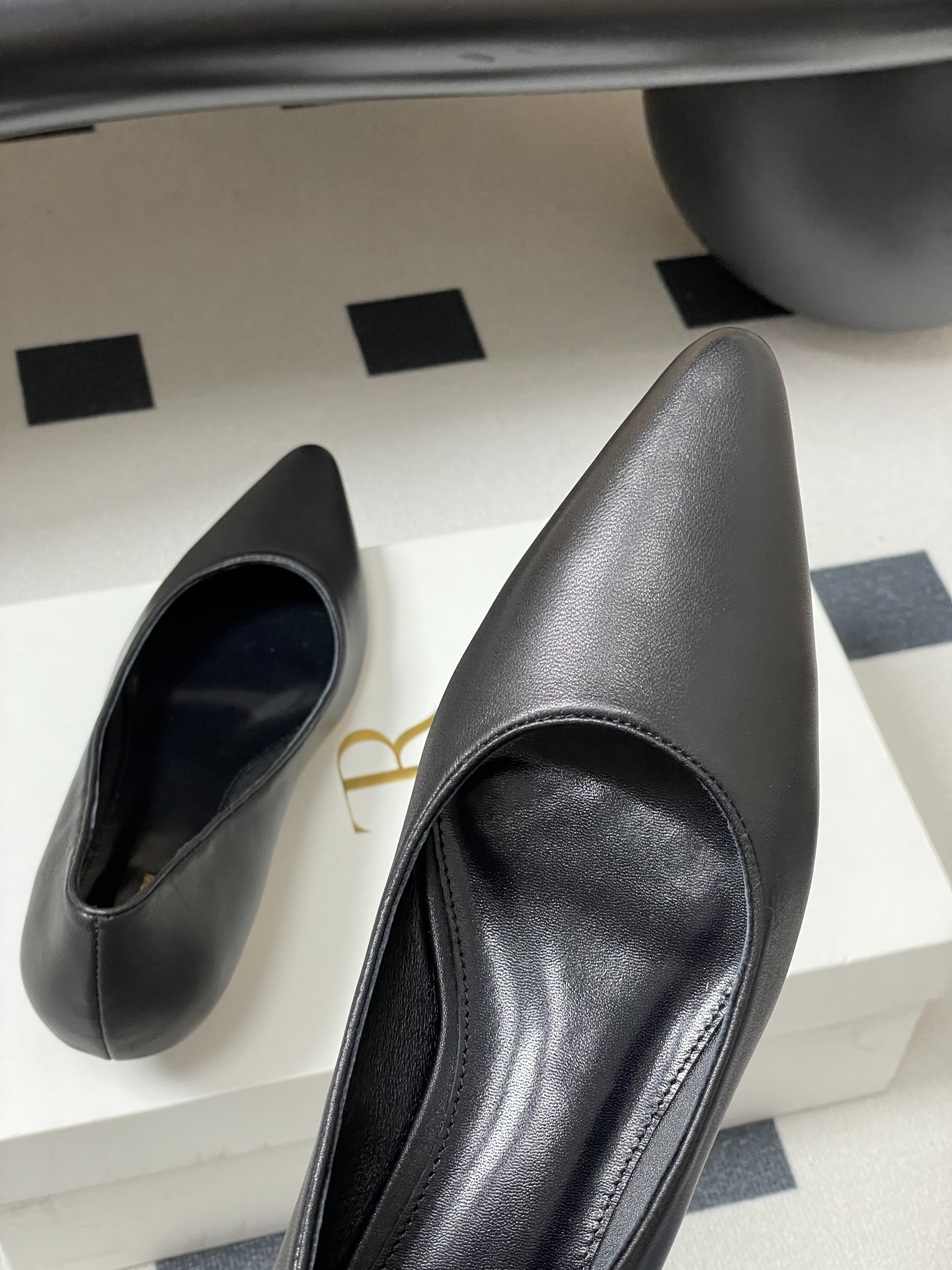 Cozy and Stylish Sheepskin and Silk Shoes Review: The Row 25 Earl, TR. - 图片 9