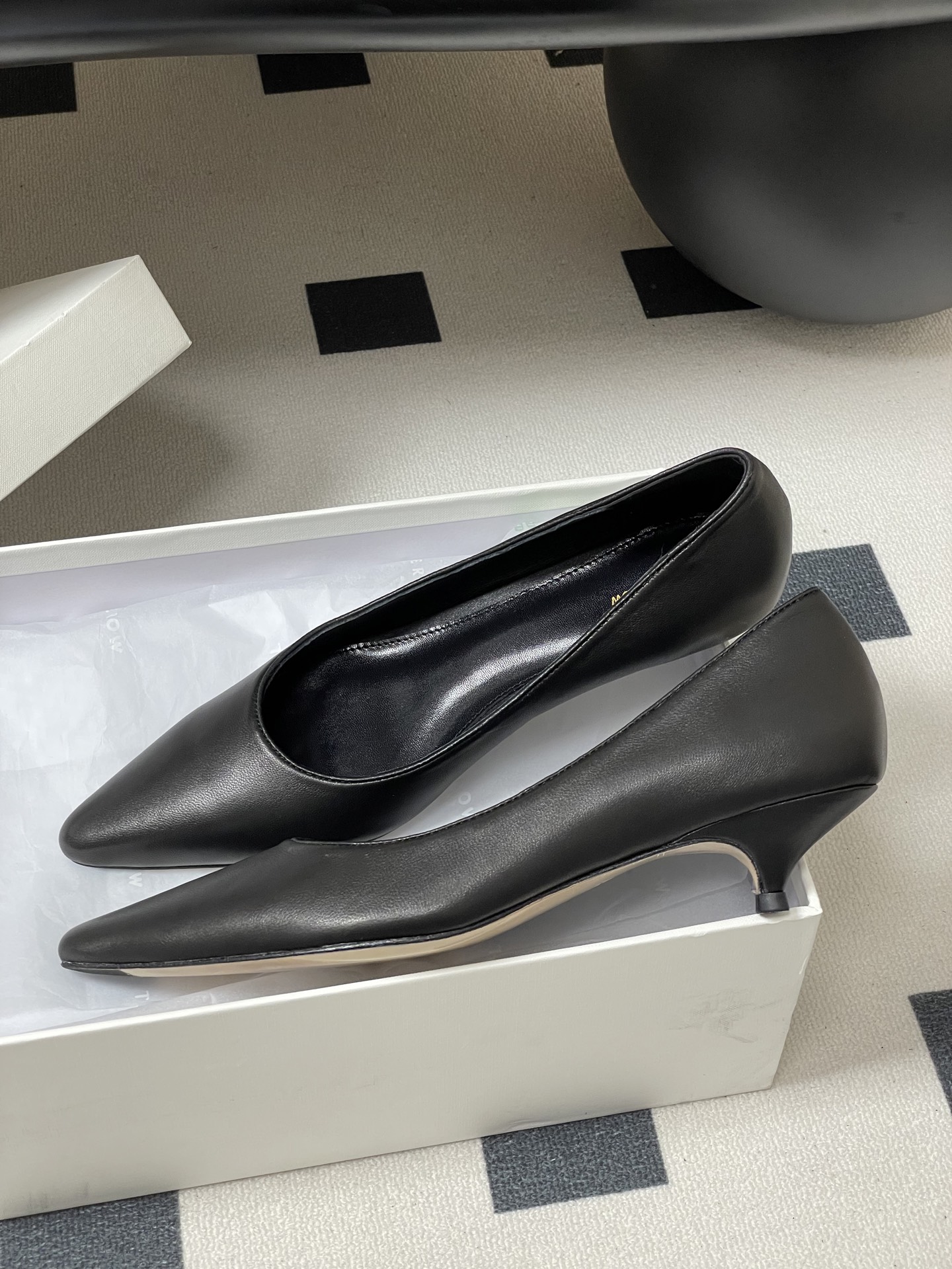 Cozy and Stylish Sheepskin and Silk Shoes Review: The Row 25 Earl, TR. - 图片 4