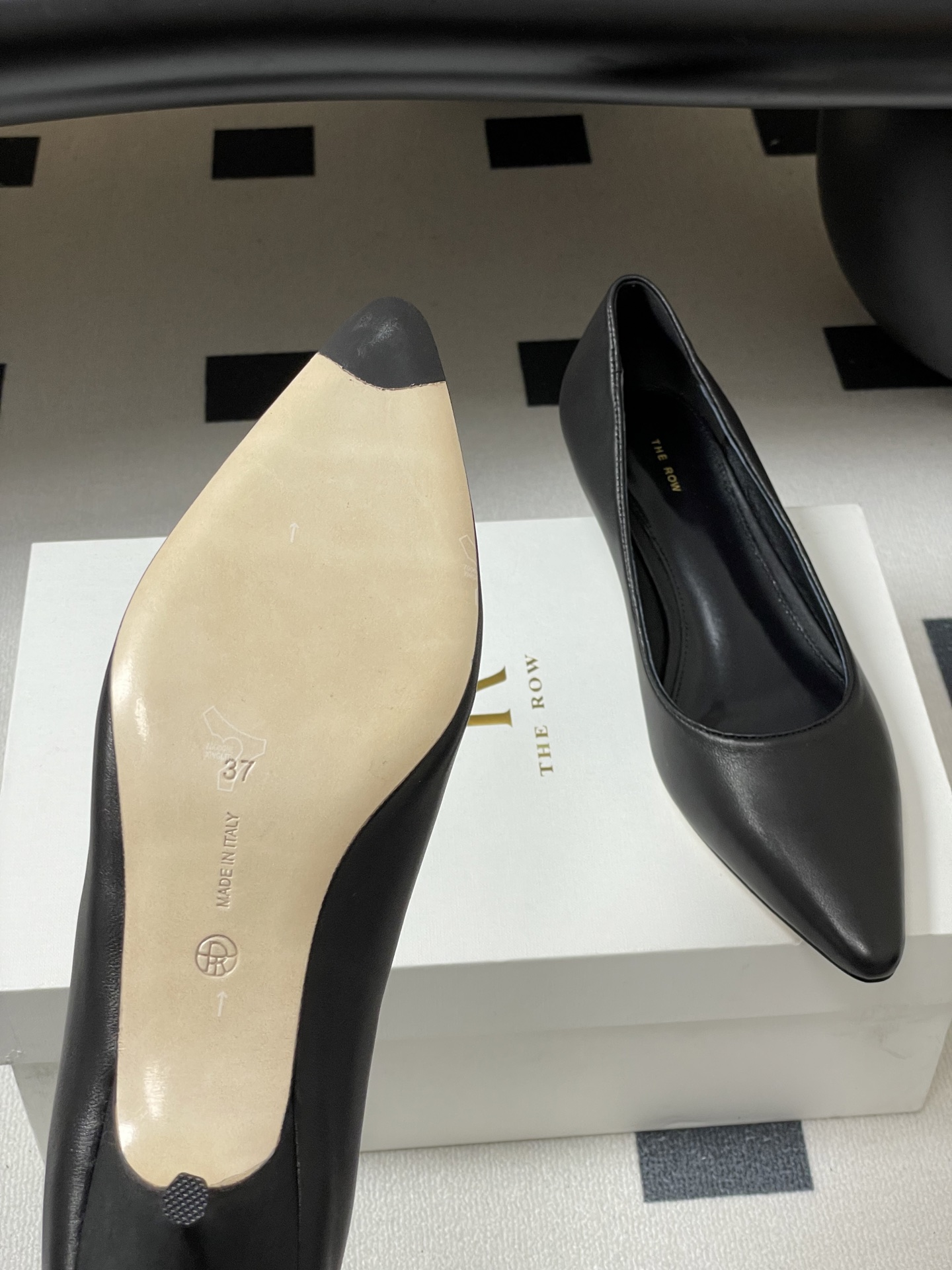 Cozy and Stylish Sheepskin and Silk Shoes Review: The Row 25 Earl, TR. - 图片 8