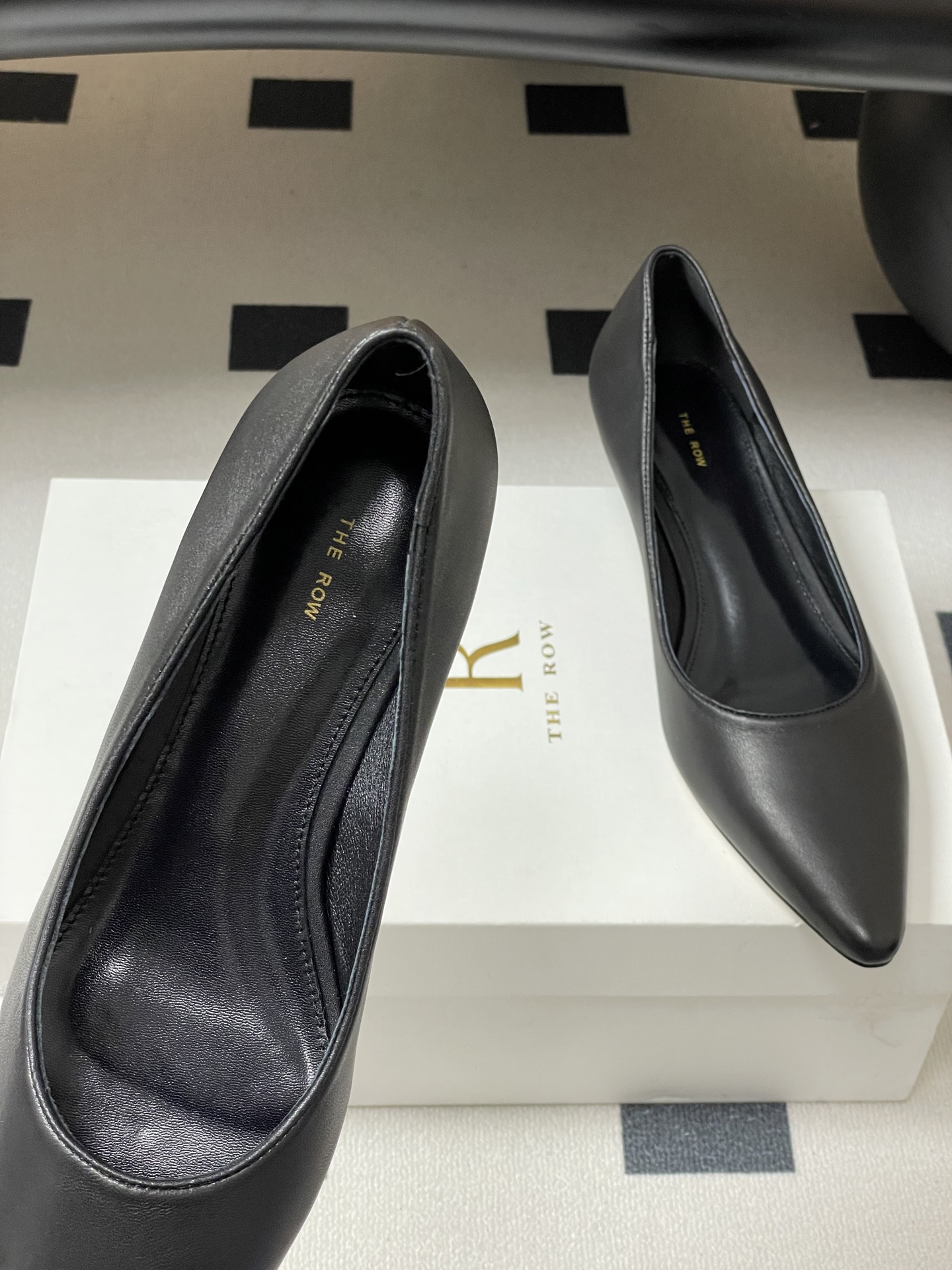 Cozy and Stylish Sheepskin and Silk Shoes Review: The Row 25 Earl, TR. - 图片 7