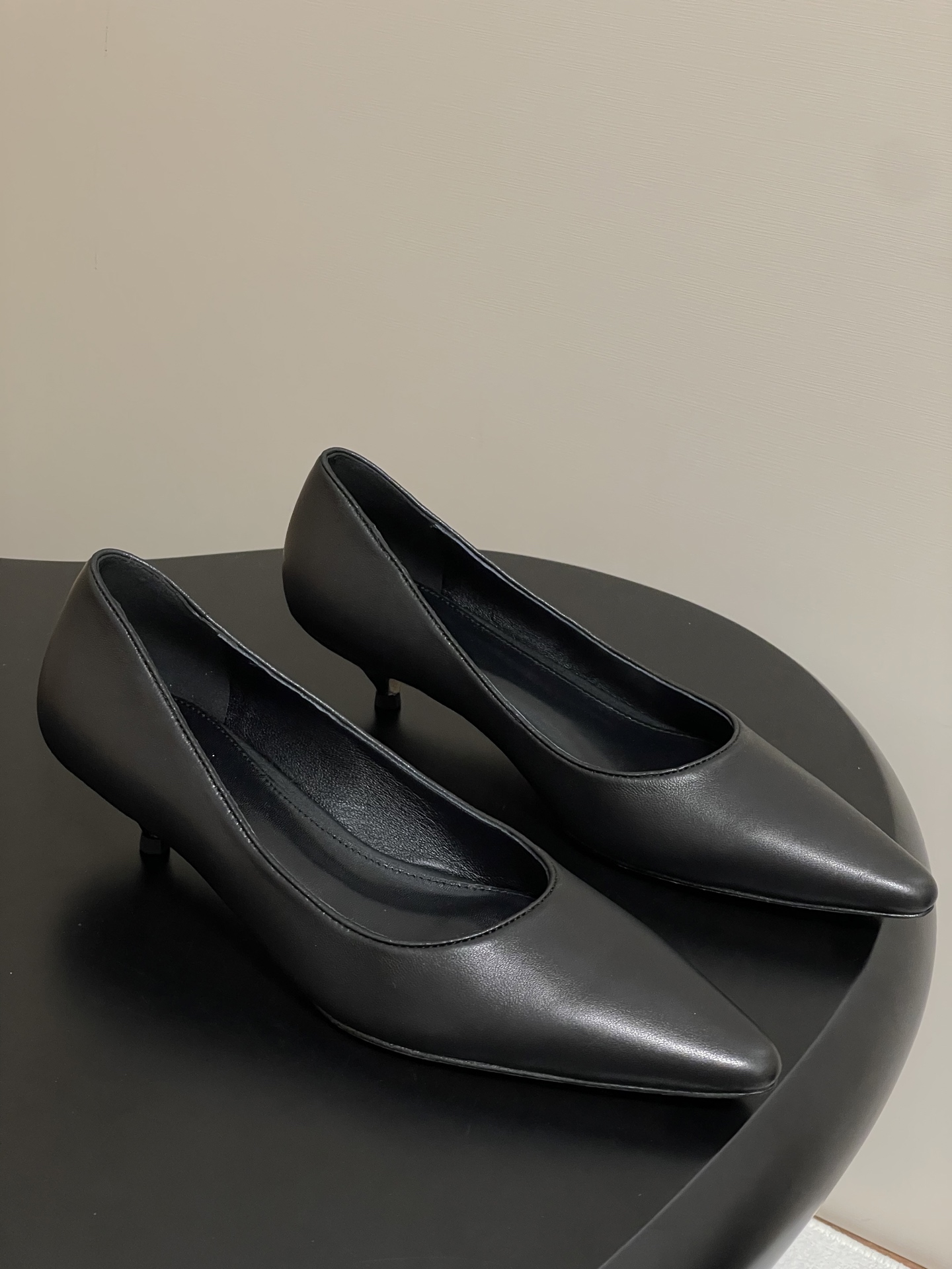 Cozy and Stylish Sheepskin and Silk Shoes Review: The Row 25 Earl, TR. - 图片 1