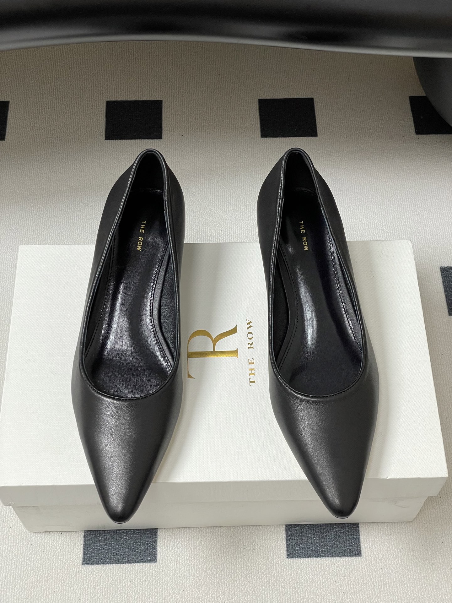 Cozy and Stylish Sheepskin and Silk Shoes Review: The Row 25 Earl, TR. - 图片 5