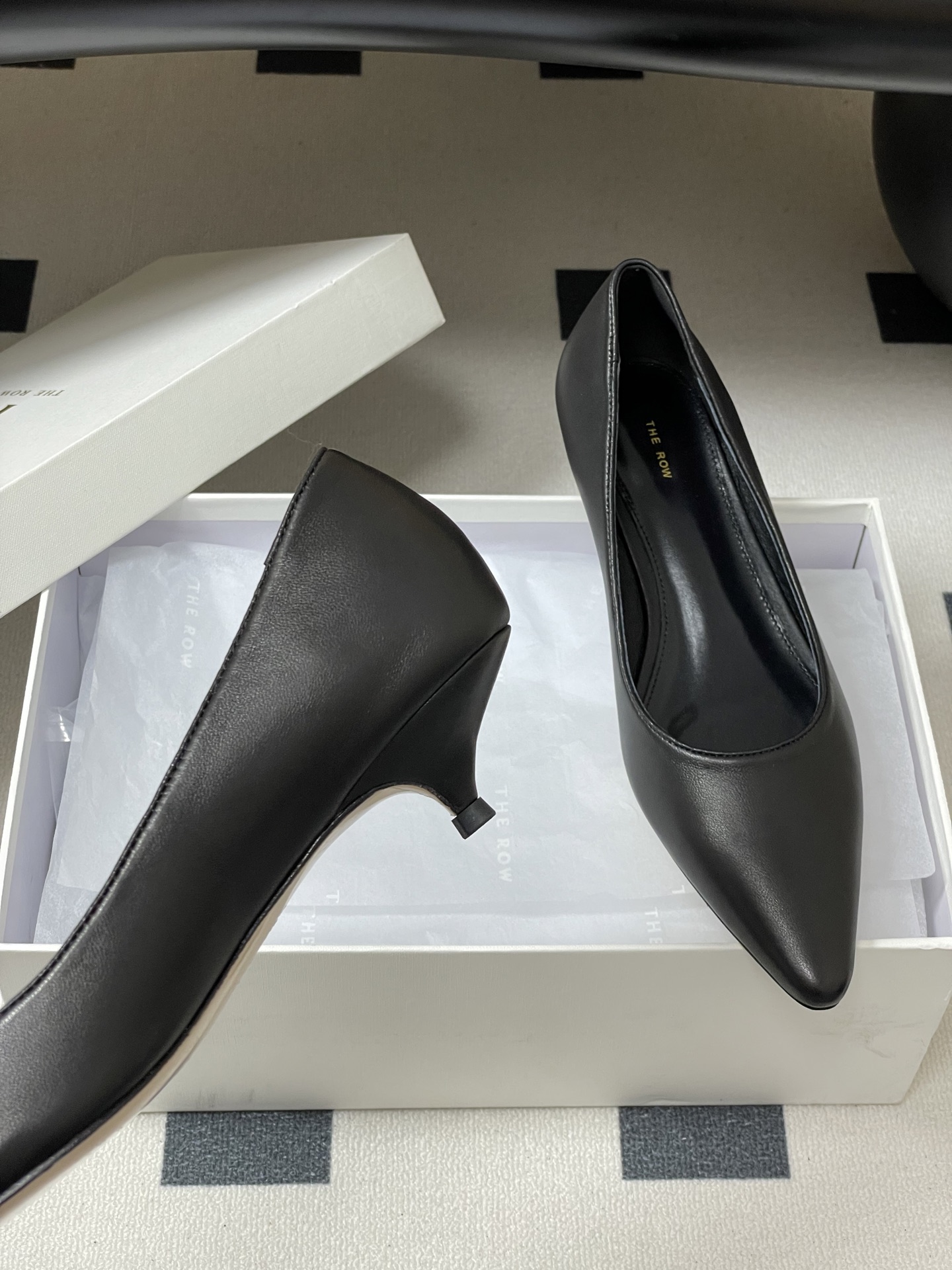 Cozy and Stylish Sheepskin and Silk Shoes Review: The Row 25 Earl, TR. - 图片 6