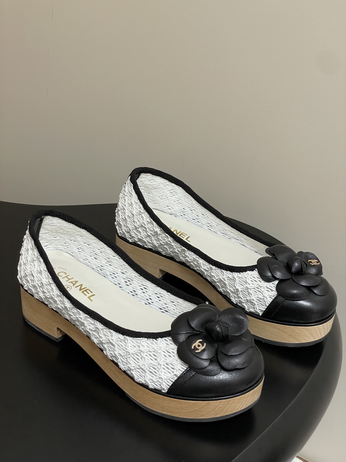 NO:445748,- Chanel 25A small fragrant camellia thick sole single shoe hollow lace fabric solid wood sole single shoe The iconic camellia shines brightly and has its own nobleness. It injects the brand soul into slippers and is an self-evident symbol of identity and taste. The thick sole design is simply a blessing for a small person!  The original 4cm open mold solid wood sole increases steadily and instantly lengthens the leg lines. You can also feel the solidity and stability brought by solid wood when walking. With the anti-slip texture, you can walk with confidence even on slippery ground. Upper sheepskin inner foot pad sheepskin sole solid wood sole combination rubber non-slip sole 4cm thick, size 35-39 (40.41 custom made without return or exchange), single shoes, chanel, slippers, sheepskin19860909- Chanel 25A小香山茶花厚底单鞋镂空蕾丝面料实木底单鞋 标志性的山茶花闪耀夺目,自带贵气,为拖鞋注入品牌灵魂,是身份与品味不言而喻的象征.厚底设计简直是小个子的福音！4cm的原版开模实木大底,稳稳增高 瞬间拉长腿部线条 .走路时也能感受到实木带来的扎实与稳重.加上防滑纹路,即使在湿滑地面也能放心行走. 鞋面羊皮 内里垫脚羊皮 鞋底实木底组合橡胶防滑大底 底厚4cm 码数35-39（40.41定做不退换）,单鞋,chanel,slippers,sheepskin,Women's Shoes