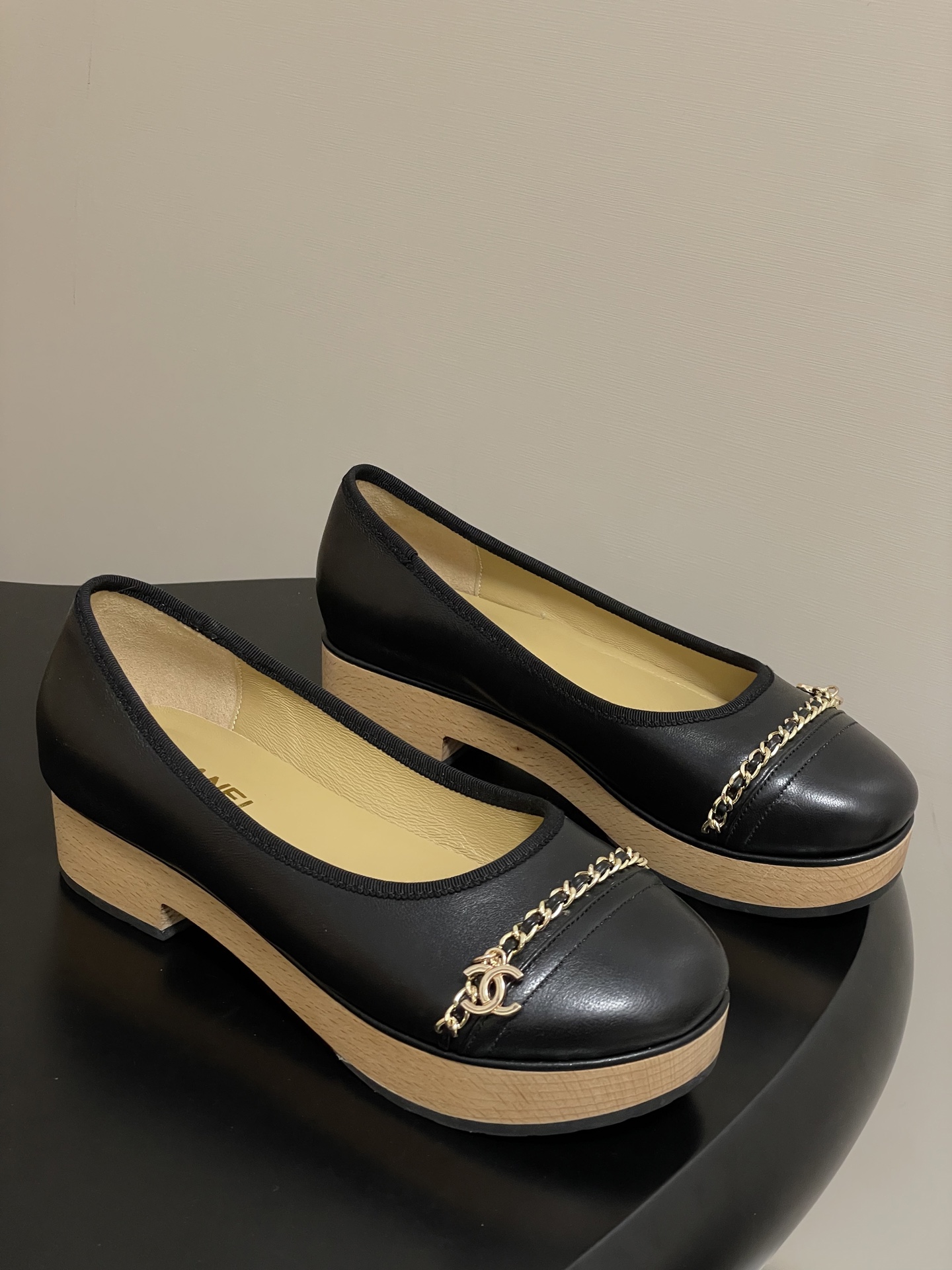 NO:445751,- Chanel 25A Xiaoxiang Classic Chain Double C Buckle Thick Sole Single Shoes Bag Sole Sole Shoes The iconic chain Double C Buckle is dazzling and comes with its own nobleness. It injects the brand soul into the slippers and is an self-evident symbol of identity and taste. The thick-soled design is simply a blessing for a small person!  The original 4cm open mold solid wood sole increases steadily and instantly lengthens the leg lines. You can also feel the solidity and stability brought by solid wood when walking. With the anti-slip texture, you can walk with confidence even on slippery ground. Upper sheepskin inner foot pad sheepskin sole solid wood sole combination rubber non-slip sole 4cm thick, size 35-39 (40.41 custom made without return or exchange), single shoes, chanel, slippers, sheepskin19860909- Chanel 25A小香经典链条双C扣厚底单鞋包实木底鞋 标志性的链条双C扣闪耀夺目,自带贵气,为拖鞋注入品牌灵魂,是身份与品味不言而喻的象征.厚底设计简直是小个子的福音！4cm的原版开模实木大底,稳稳增高 瞬间拉长腿部线条 .走路时也能感受到实木带来的扎实与稳重.加上防滑纹路,即使在湿滑地面也能放心行走. 鞋面羊皮 内里垫脚羊皮 鞋底实木底组合橡胶防滑大底 底厚4cm 码数35-39（40.41定做不退换）,单鞋,chanel,slippers,sheepskin,Women's Shoes