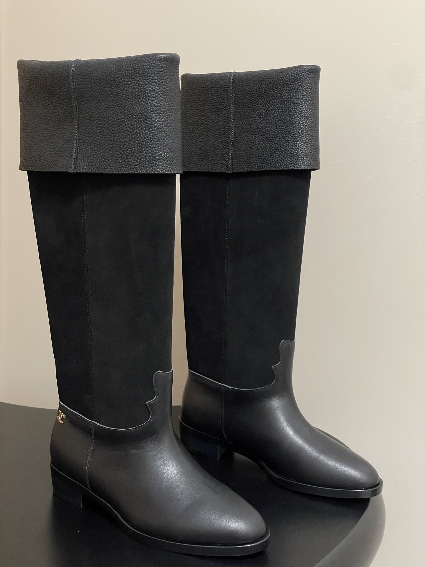 NO:445736,- New Chanel 25A small suede color block knight boots in autumn and winter, retro style over-knee style, western denim style, can wear long boots for two. When Chanel's elegance meets the western style, these pairs of boots are the best interpretation. The toughness of leather and the softness of suede outline a unique outline, and the collision of classic elements!  Unique western boot design with smooth curves, irregular edges like free lines in the wilderness!  With a casual and free taste, let every step be unrestrained and refined!  Whether it is paired with capable suit pants to create a cool urban style or matching with flowing dresses to create a beautiful combination of hardness and softness. Or it is paired with jeans to interpret the authentic western style!  Upper cowhide suede, inner foot pad cowhide, sole Italian leather outsole, size 35-39 (40.41 custom made without return), boots, chanel, chanel, boots, skirts, jeans, business suit, cowhide, chamois leather, Leather soles19860909- 秋冬新款Chanel 25A小香麂皮拼色骑士靴复古风过膝靴西部牛仔风可两穿长靴 当香奈儿的优雅邂逅西部风情,这几双靴子便是最好的诠释.皮革的坚韧与麂皮的柔软交织,勾勒出独特的轮廓,经典的元素碰撞！ 独特的西部靴筒设计 流畅的曲线,不规则的边缘如同旷野中的自由线条！带着随性洒脱的味道.让每一步都踏出不羁与精致！ 无论是搭配干练的西装裤 打造都市酷飒风 还是与飘逸的连衣裙相配 碰撞出刚柔并济的美感.亦或是配上牛仔裤 演绎原汁原味的西部风情！ 鞋面牛皮拼接麂皮 内里垫脚牛皮 鞋底意大利真皮大底 码数35-39（40.41定做不退换）,靴子,chanel,chanel,boots,skirts,jeans,business suit,cowhide,chamois leather,Leather soles,Women's Shoes