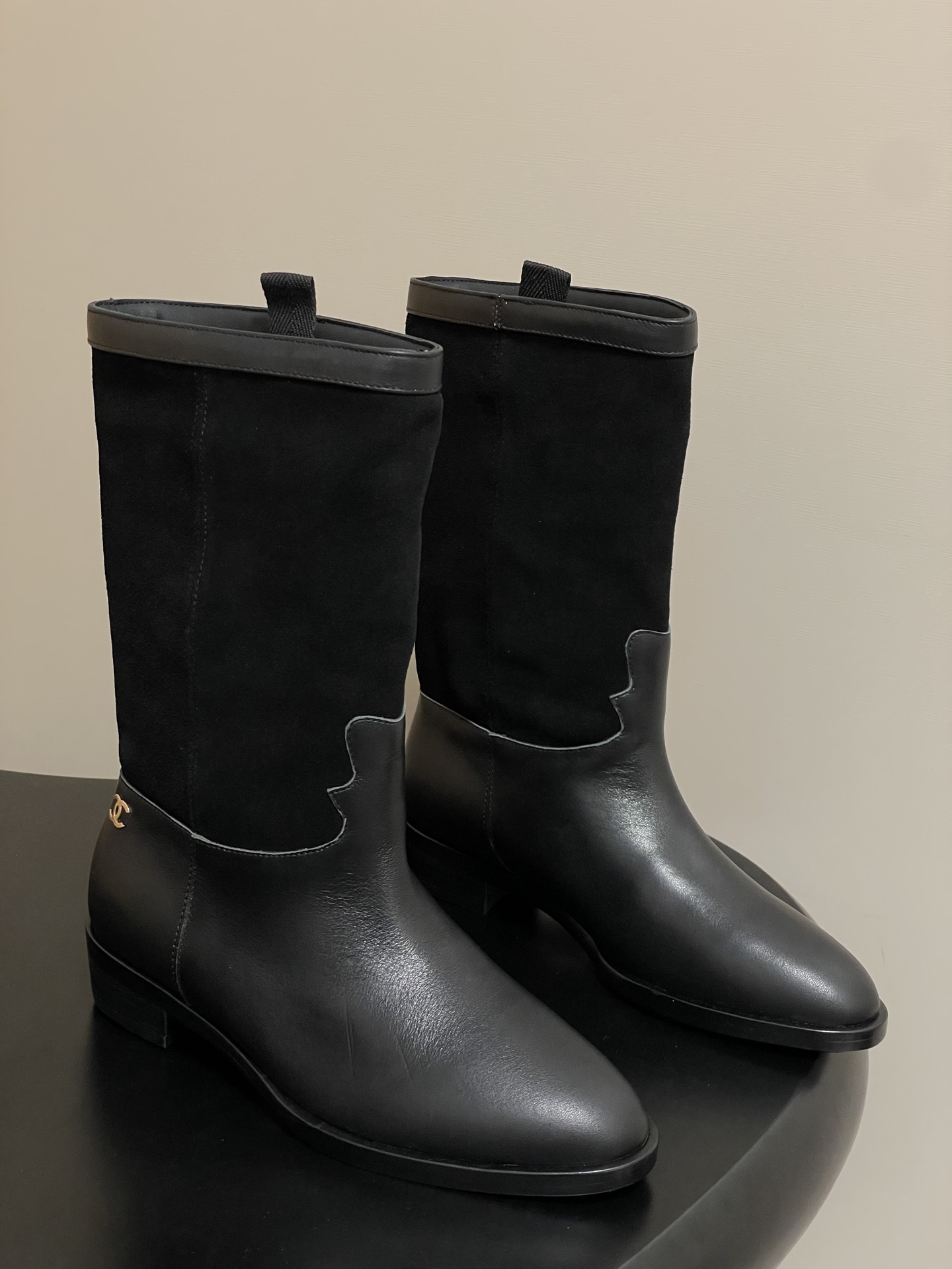 NO:445742,- New Chanel 25A small suede color block knight boots retro style boots Western denim boots When Chanel's elegance meets the western style, these pairs of boots are the best interpretation. The toughness of leather and the softness of suede outline a unique outline, and the collision of classic elements!  Unique western boot design with smooth curves, irregular edges like free lines in the wilderness!  With a casual and free taste, let every step be unrestrained and refined!  Whether it is paired with capable suit pants to create a cool urban style or matching with flowing dresses to create a beautiful combination of hardness and softness. Or it is paired with jeans to interpret the authentic western style!  Upper cowhide suede, inner foot pad cowhide, sole Italian leather outsole, size 35-39 (40.41 custom made without return), boots, chanel, chanel, boots, skirts, jeans, business suit, cowhide, chamois leather, Leather soles19860909- 秋冬新款Chanel 25A小香麂皮拼色骑士短靴复古风靴子西部牛仔短靴 当香奈儿的优雅邂逅西部风情,这几双靴子便是最好的诠释.皮革的坚韧与麂皮的柔软交织,勾勒出独特的轮廓,经典的元素碰撞！ 独特的西部靴筒设计 流畅的曲线,不规则的边缘如同旷野中的自由线条！带着随性洒脱的味道.让每一步都踏出不羁与精致！ 无论是搭配干练的西装裤 打造都市酷飒风 还是与飘逸的连衣裙相配 碰撞出刚柔并济的美感.亦或是配上牛仔裤 演绎原汁原味的西部风情！ 鞋面牛皮拼接麂皮 内里垫脚牛皮 鞋底意大利真皮大底 码数35-39（40.41定做不退换）,靴子,chanel,chanel,boots,skirts,jeans,business suit,cowhide,chamois leather,Leather soles,Women's Shoes