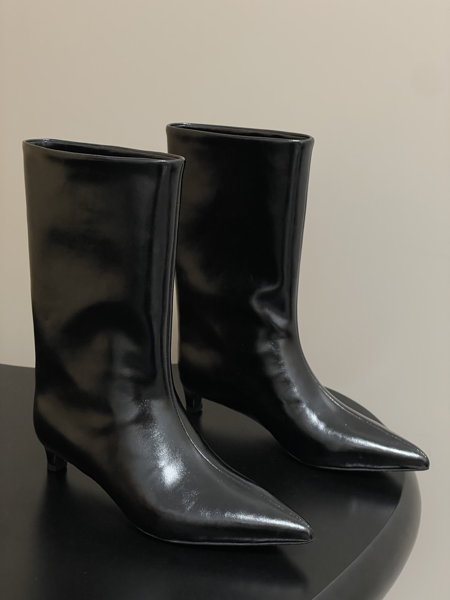 Jil Sander’s Chic Sheepskin Boots Collection for Autumn/Winter – Details and Features