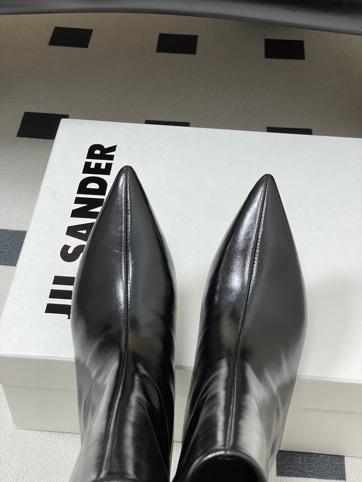 Jil Sander’s Chic Sheepskin Boots Collection for Autumn/Winter – Details and Features - 图片 9
