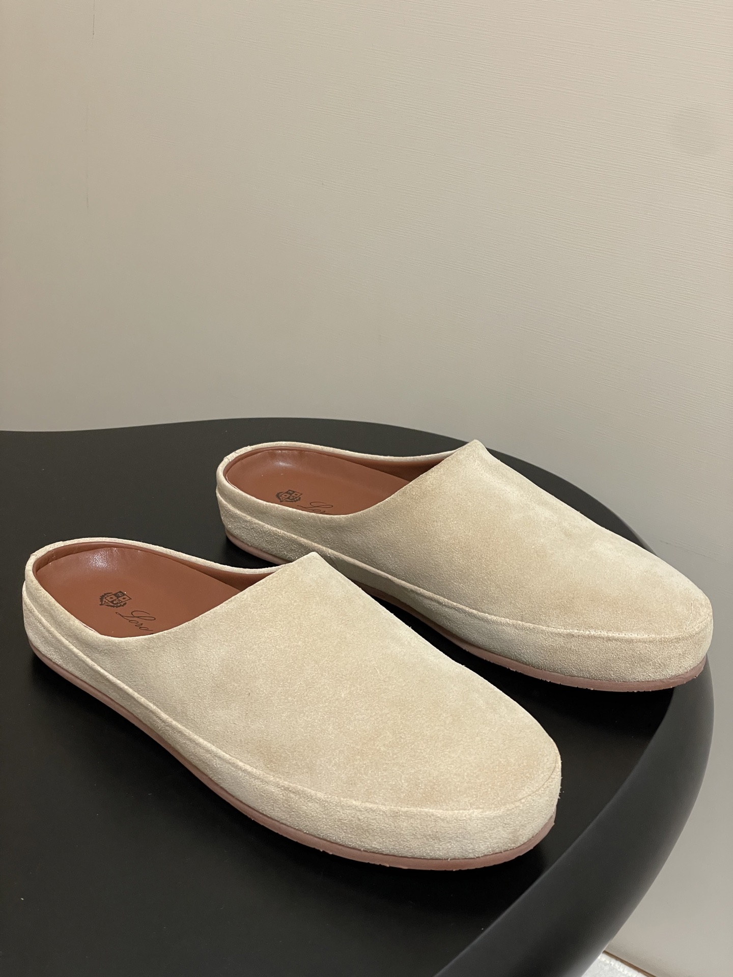NO:447022,- Men's Loro Piana LP 55s Spring and Summer New Tomori Sabot Couple Mules Old-Crown Style Suede Retro Bag-toe Semi-slippers Comfortable Birkenstock Shoes Thick-soled Lazy Sandals This shoe is made of soft suede leather with rich texture and is refined through Loro Piana's signature exquisite handcrafting skills. It interprets casual aesthetics with careful design lines. From the moment you put on your feet, every step is comfortable and comfortable. Large-sized ergonomic insoles Kummel color rubber sole, decorated with LP acronym sole with personalized decoration space!  High mercerized cattle back velvet upper, inner foot pad cowhide, original open mold rubber outsole, size 35-39 for women (40.41 custom-made non-return and exchange) men 39-44 (45 custom-made non-return and exchange), semi-torque, tom ford, loro piana, loro piana, slippers, cowhide19860909-男 Loro Piana 诺悠翩雅 LP 55s春夏新款 Tomori Sabot情侣款穆勒鞋老钱风绒面复古包头半拖鞋舒适勃肯鞋厚底懒人凉拖鞋 这款鞋履采用柔软的绒面牛皮革制成,质感丰富,通过Loro Piana标志性精湛手工技艺精制而成.以潜心钻研的设计线条诠释休闲美学.从穿上双脚的时刻起,每一步皆舒适自在. 宽大造型人体工程学鞋垫Kummel色橡胶鞋底,饰以LP首字母缩写鞋底上留有个性化装饰空间！ 鞋面高丝光牛反绒 内里垫脚牛皮 鞋底原版开模橡胶大底 码数女35-39（40.41定做不退换） 男39-44（45定做不退换）,半拖,tom ford,loro piana,loro piana,slippers,cowhide,Women's Shoes