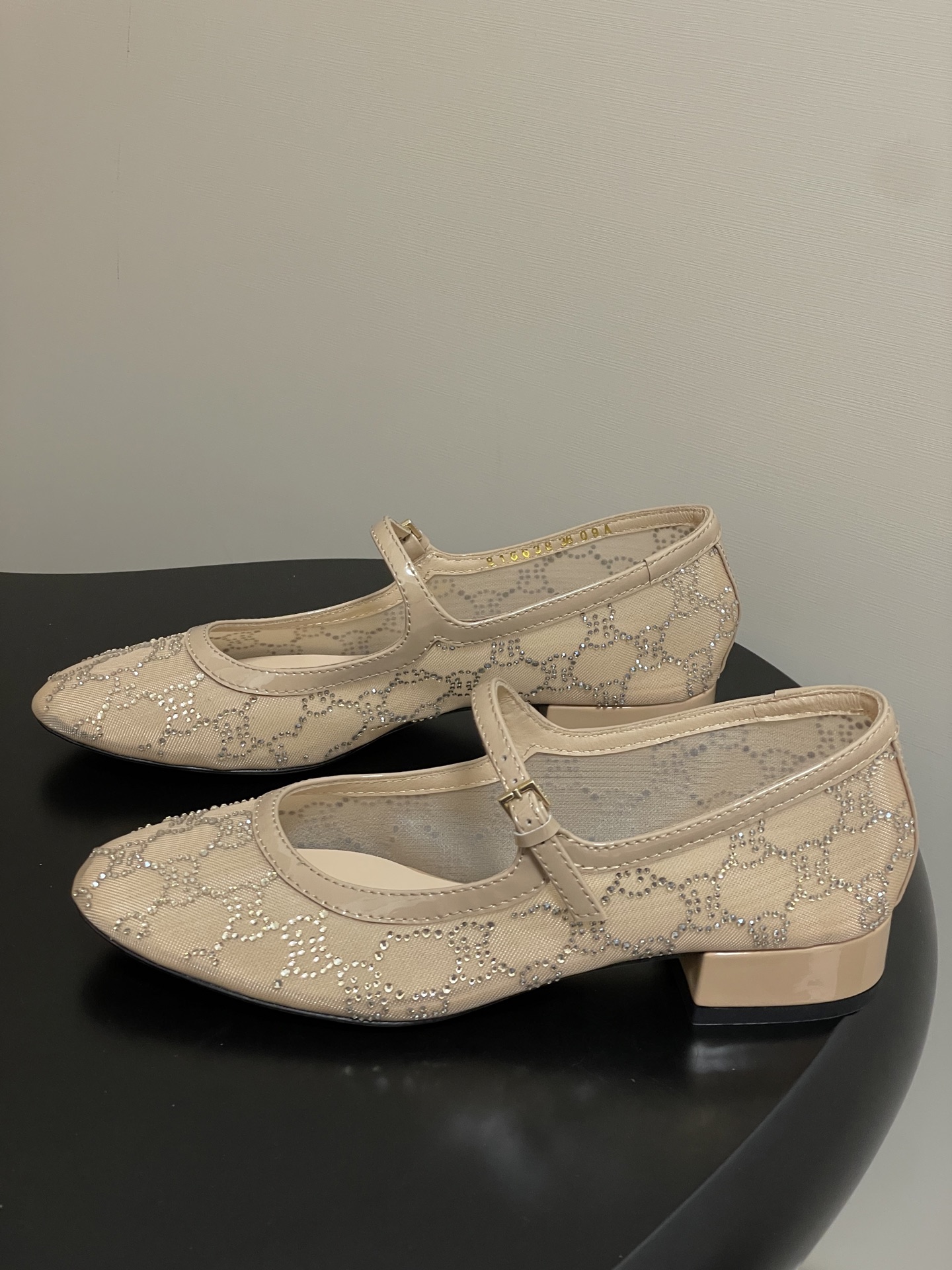 New Gucci Mary Jane Shoes: Sweet, Mysterious, and Stylish Design - 图片 3