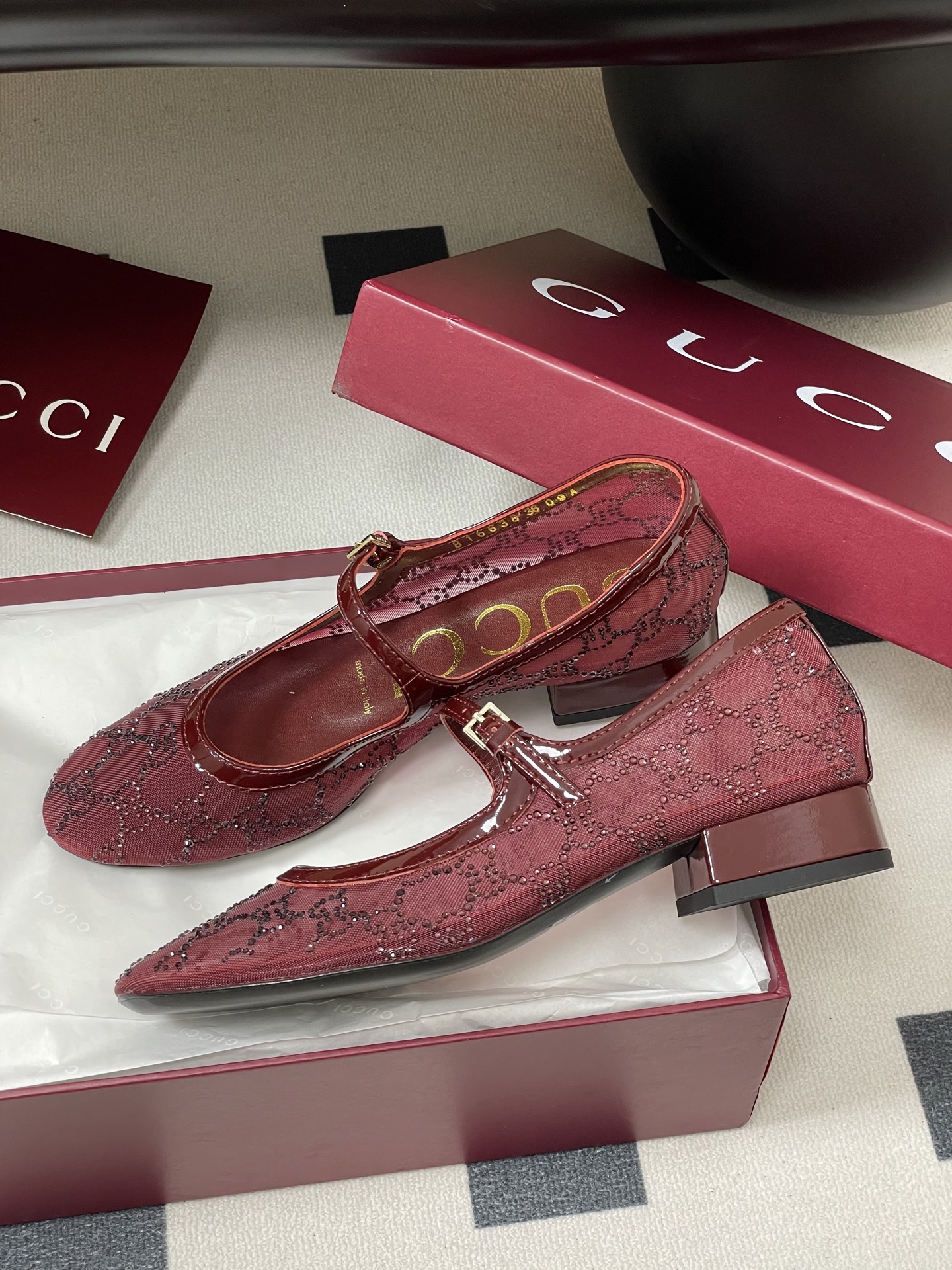 New Gucci Mary Jane Shoes: Sweet, Mysterious, and Stylish with GG Crystal Details - 图片 4