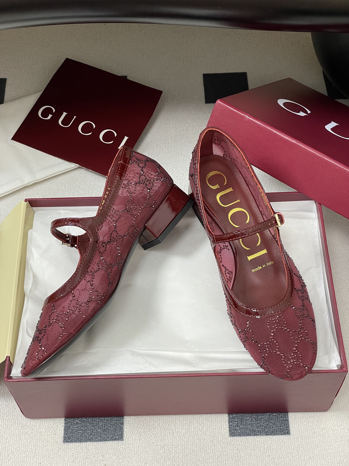 New Gucci Mary Jane Shoes: Sweet, Mysterious, and Stylish with GG Crystal Details - 图片 6