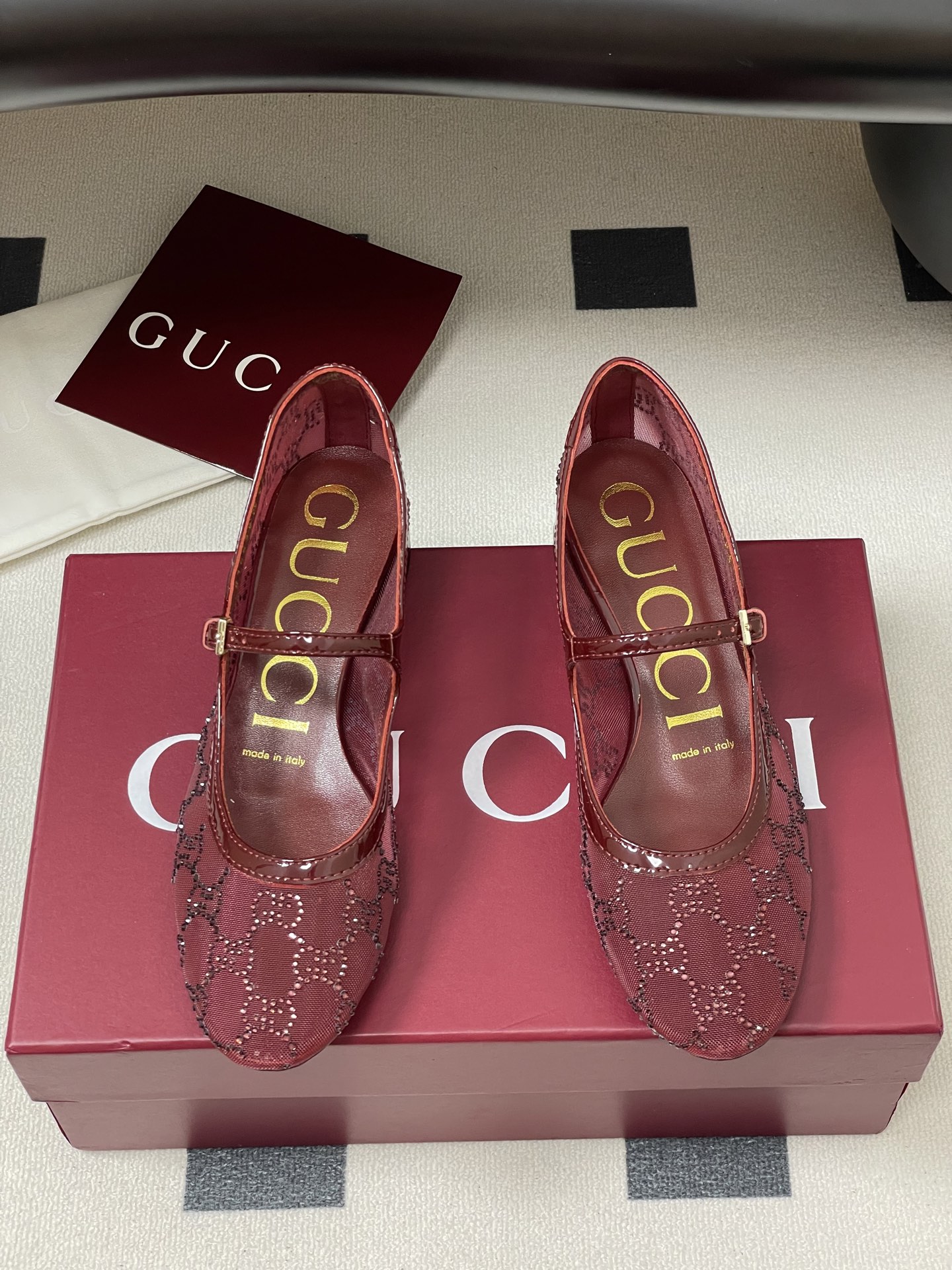 New Gucci Mary Jane Shoes: Sweet, Mysterious, and Stylish with GG Crystal Details - 图片 5
