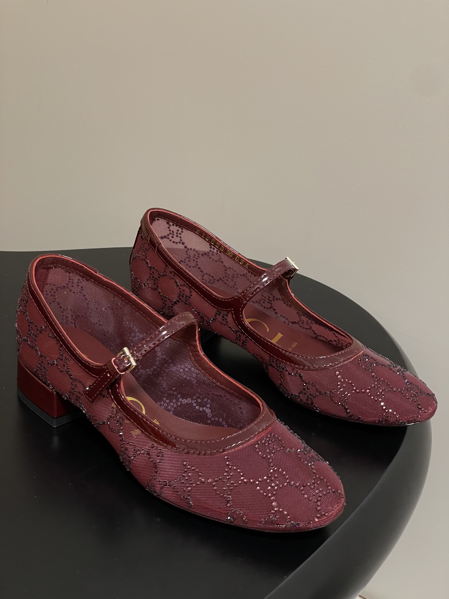 New Gucci Mary Jane Shoes: Sweet, Mysterious, and Stylish with GG Crystal Details - 图片 1