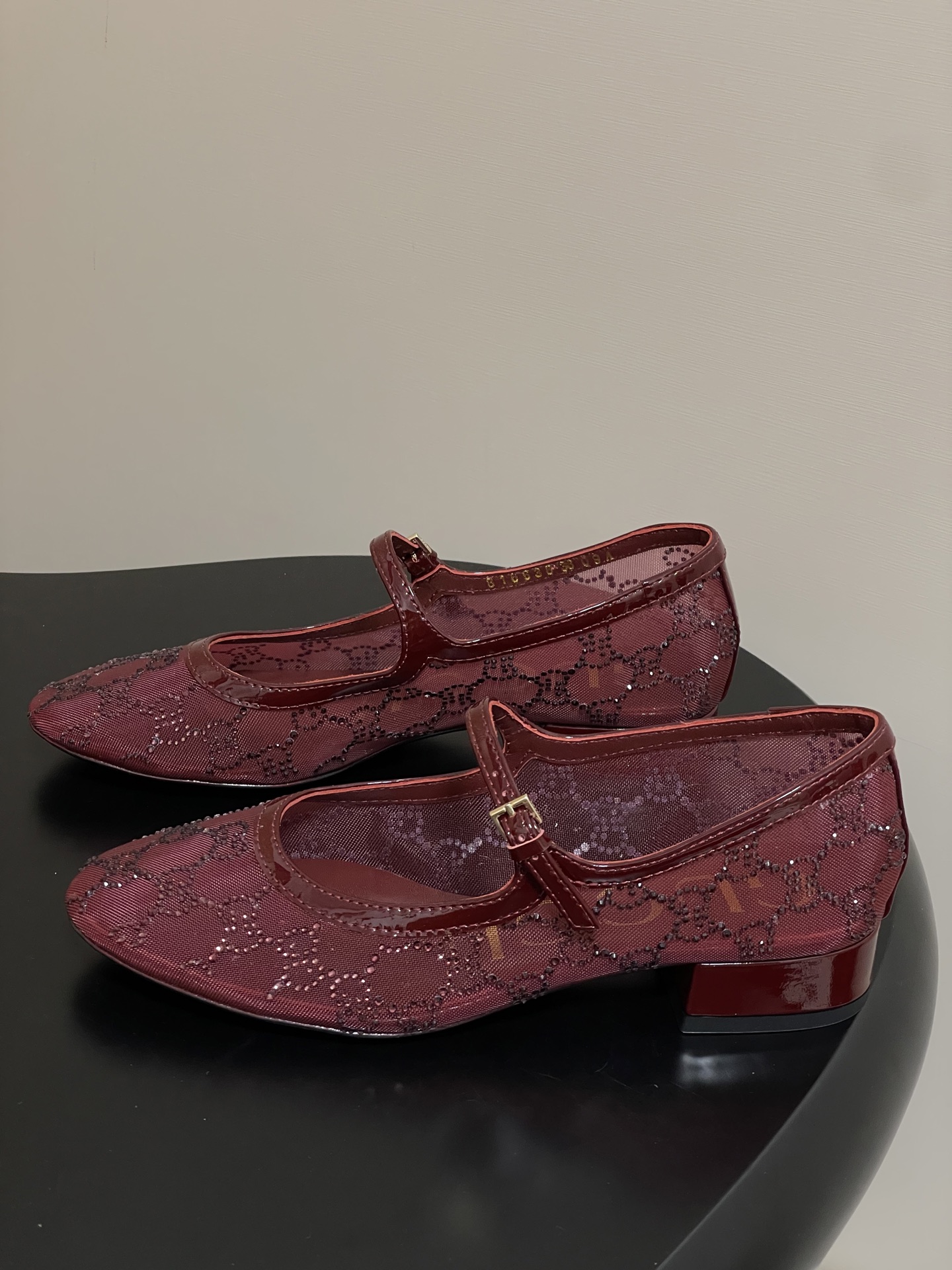 New Gucci Mary Jane Shoes: Sweet, Mysterious, and Stylish with GG Crystal Details - 图片 3