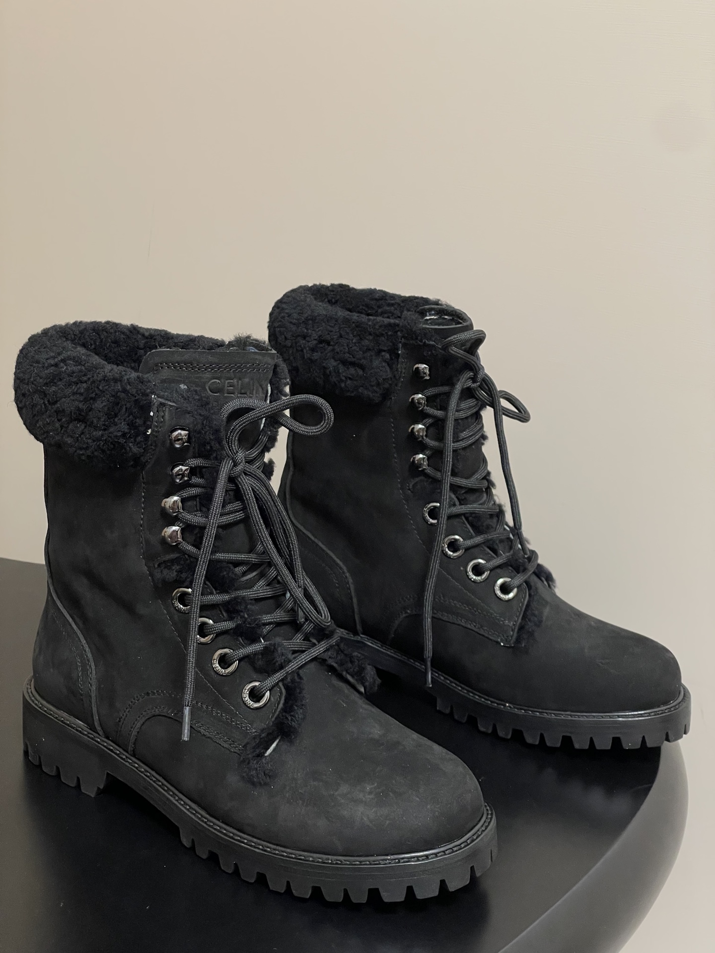 NO:544522,Model/Men's Model/Celin's latest retro lace-up couple's loafers thick-soled casual shoes. Internet celebrity hot products are coming!  The major internet celebrities are first-hand experience and Celine internet celebrities ins grass planting artifact, which is very retro style and full of aura. The design style is very novel, high-end and very comfortable. The original single replica!  The fabric is made of high mercerized matte cowhide, imported wool in the inner foot pad, original rubber combination leather edge strip bottom, heel height 3.5cm, women's size 35-42 [40.41.42 Customized] Men's size 40-46 [45.46 Customized], boot loafers, celine, celine, loafers, boots, cowhide19860909款/男款 /赛琳最新复古系带情侣款乐福鞋厚底休闲鞋 网红爆款来袭！各大网红抢先体验、Celine网红ins种草神器,非常复古风,气场十足单品,设计风格非常新颖,高档且非常舒适.原单复刻！ 面料采用高丝光磨砂牛皮 内里垫脚进口羊毛制作 原版橡胶组合真皮沿条底 跟高3.5cm 女码35-42 [40.41.42定做] 男码40-46 [45.46定做],靴子乐福鞋,celine,celine,loafers,boots,cowhide,Women's Shoes