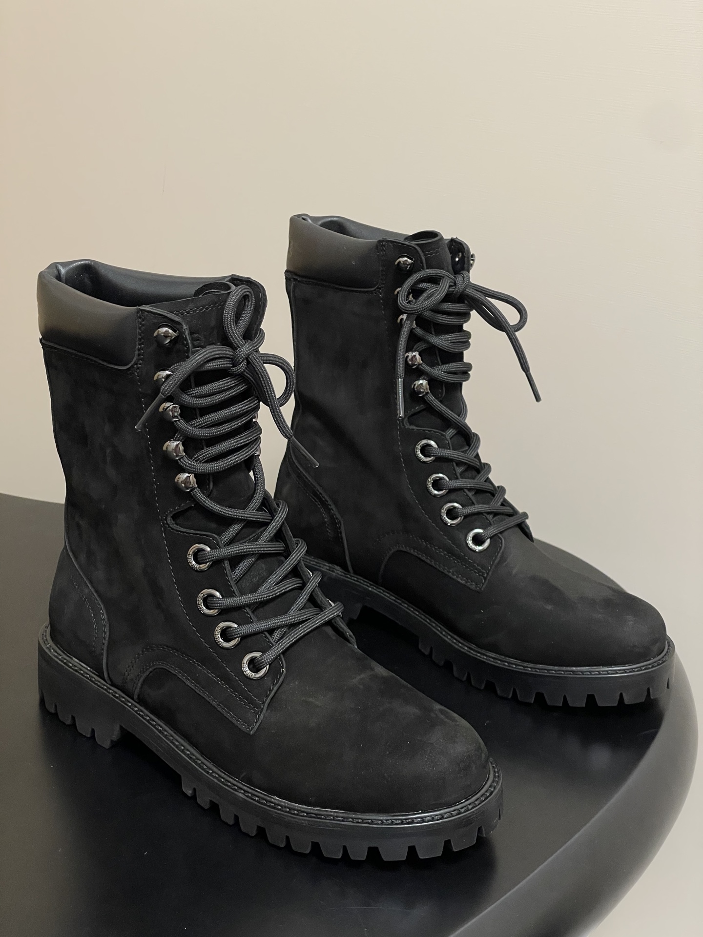 NO:544516,Women's/Men's/Celine's latest retro lace-up couple's loafers, thick-soled casual shoes, the hottest Internet celebrity model is coming!  Major Internet celebrities are the first to experience it. Celine Internet celebrity's ins planting tool is very retro style and full of aura. The design style is very novel, high-end and very comfortable. The original item is reproduced!  The fabric is made of high-mercerized matte cowhide. The lining is made of imported cowhide. The original combined genuine leather welt outsole has a heel height of 3.5cm. Women's size 35-42 [40.41.42 customization] Men's size 40-46 [45.46 customization], boots loafers, celine, celine, loafers, boots, cowhide19860909女款/男款 /赛琳最新复古系带情侣款乐福鞋厚底休闲鞋 网红爆款来袭！各大网红抢先体验、Celine网红ins种草神器,非常复古风,气场十足单品,设计风格非常新颖,高档且非常舒适.原单复刻！ 面料采用高丝光磨砂牛皮 内里精选进口牛皮制作 原版组合真皮沿条大底 跟高3.5cm 女码35-42 [40.41.42定做] 男码40-46 [45.46定做],靴子乐福鞋,celine,celine,loafers,boots,cowhide,Women's Shoes