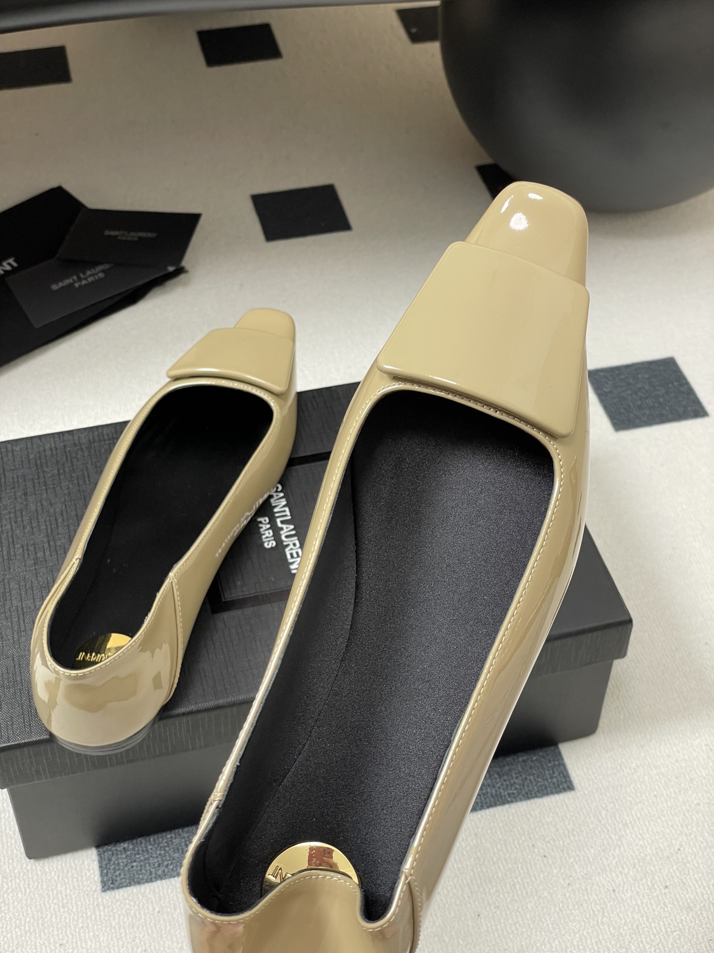 Title: Saint Laurent YSL Ballerina Shoes Description Summary: Saint Laurent YSL ballerina shoes with unique design, featuring square head, CASSANDRE logo, and Italian leather so - 图片 9