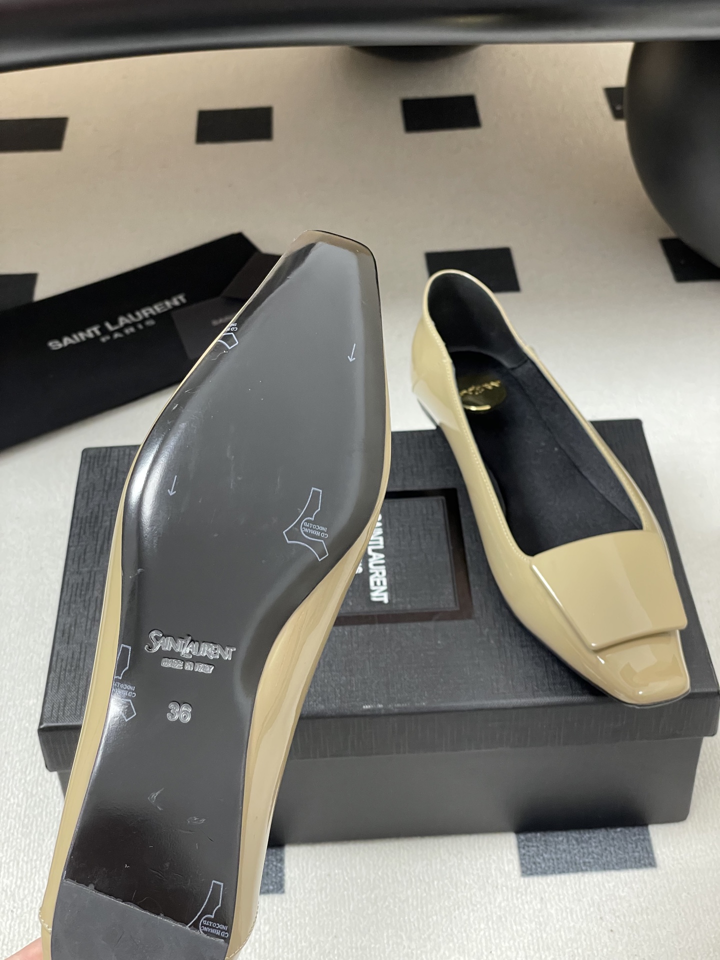 Title: Saint Laurent YSL Ballerina Shoes Description Summary: Saint Laurent YSL ballerina shoes with unique design, featuring square head, CASSANDRE logo, and Italian leather so - 图片 8