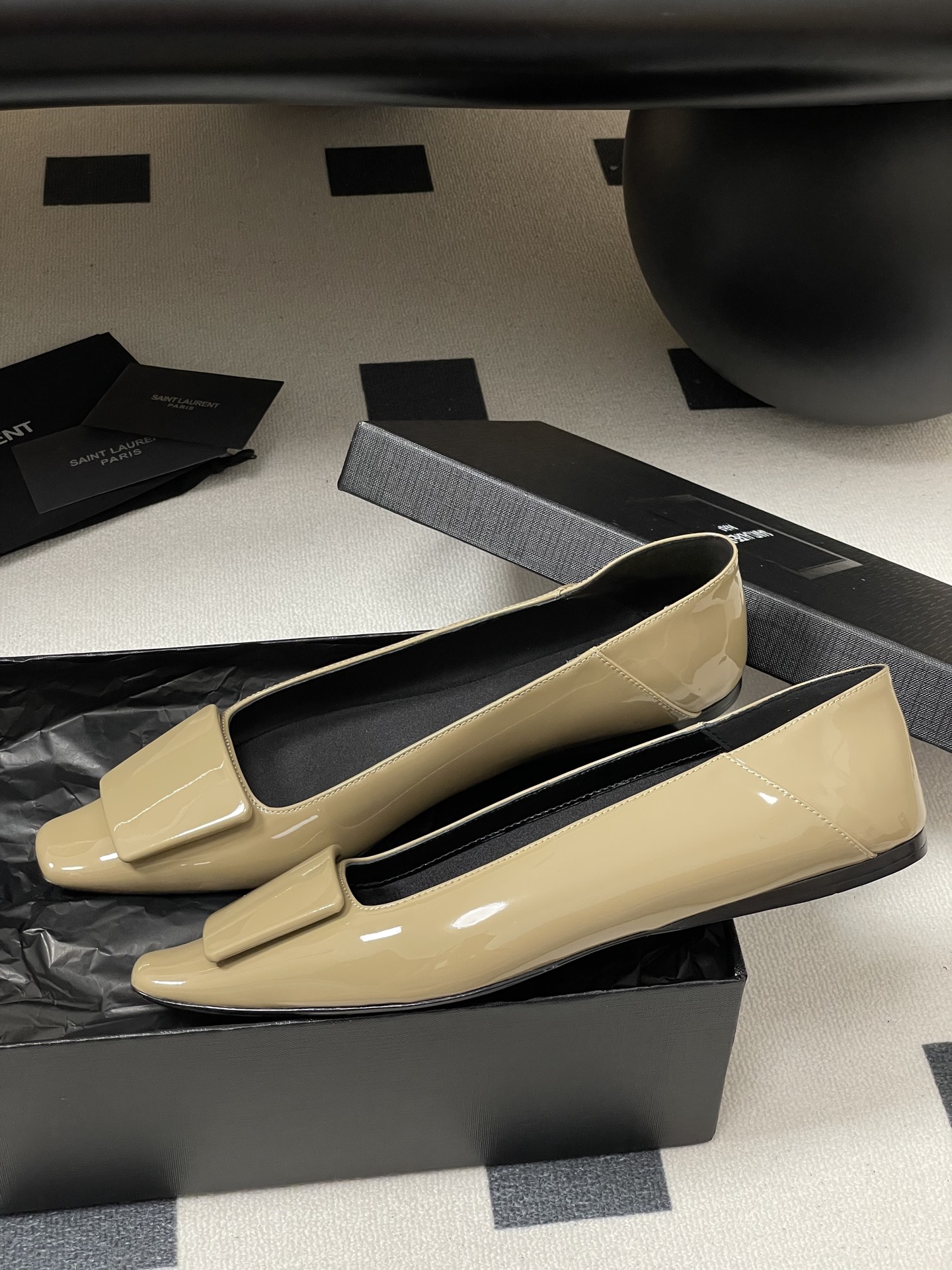 Title: Saint Laurent YSL Ballerina Shoes Description Summary: Saint Laurent YSL ballerina shoes with unique design, featuring square head, CASSANDRE logo, and Italian leather so - 图片 4