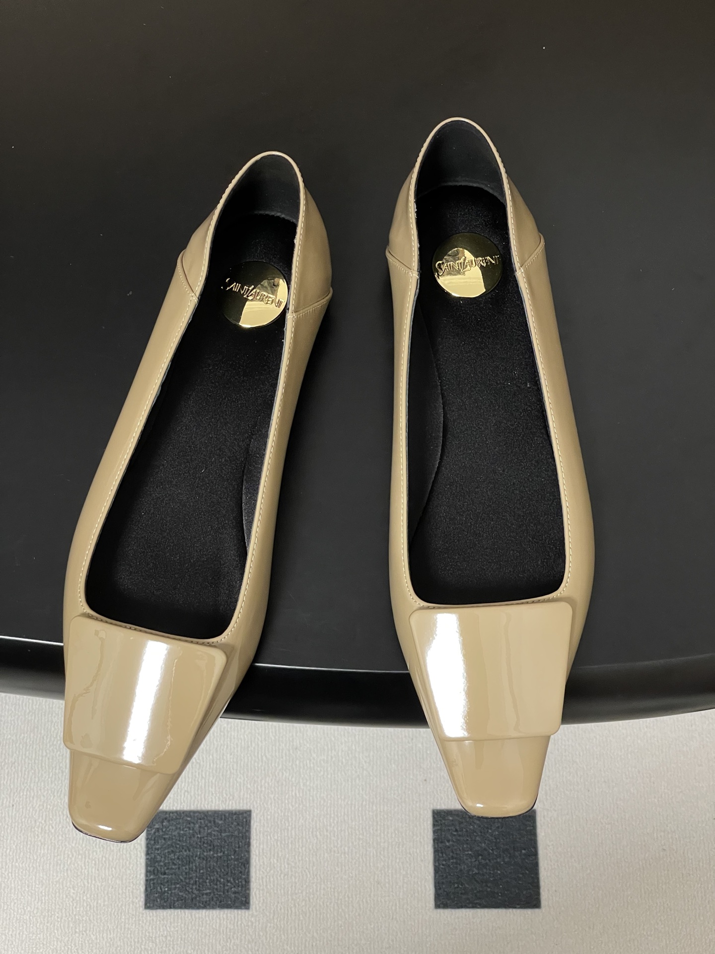 Title: Saint Laurent YSL Ballerina Shoes Description Summary: Saint Laurent YSL ballerina shoes with unique design, featuring square head, CASSANDRE logo, and Italian leather so - 图片 2