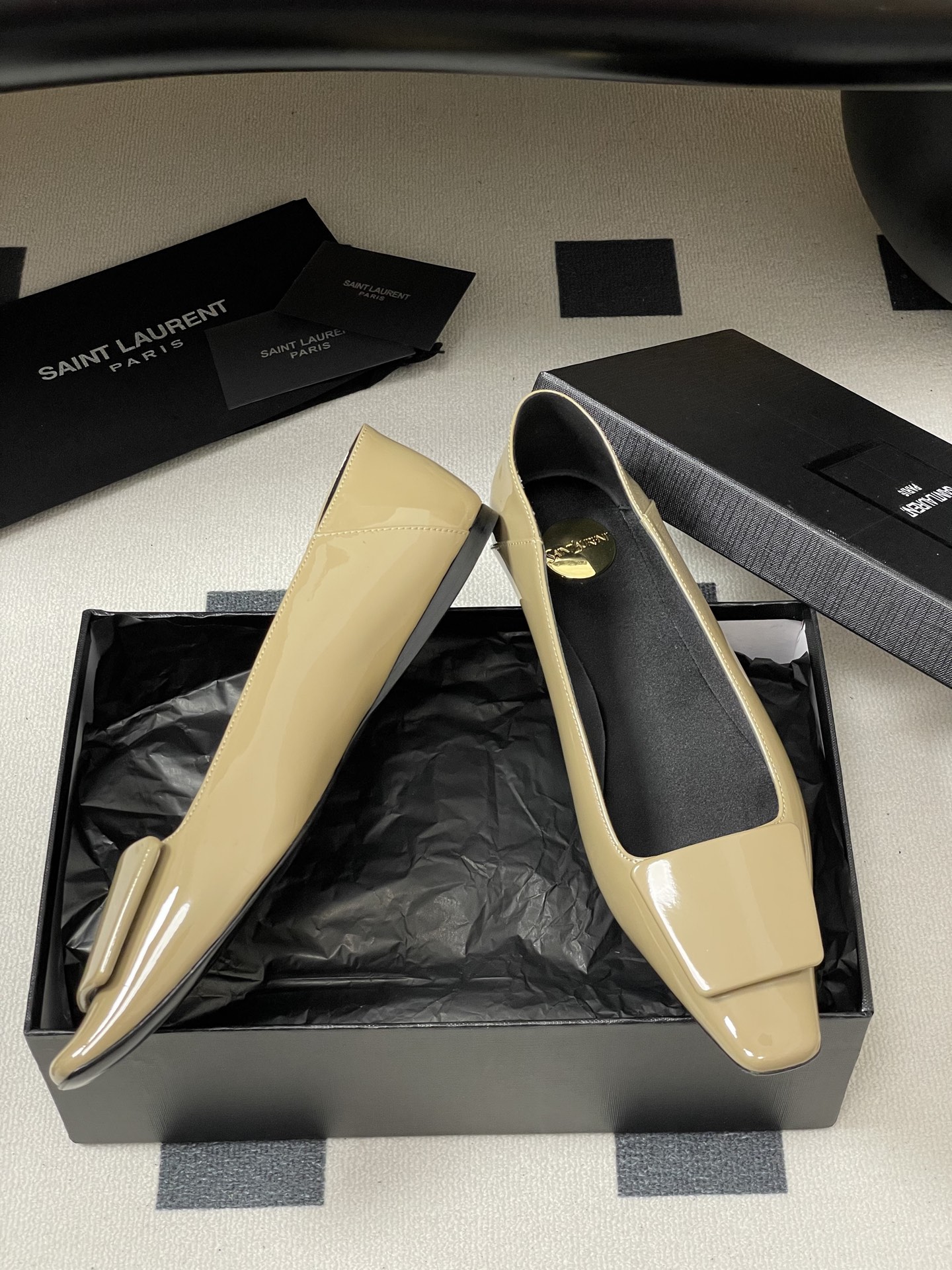 Title: Saint Laurent YSL Ballerina Shoes Description Summary: Saint Laurent YSL ballerina shoes with unique design, featuring square head, CASSANDRE logo, and Italian leather so - 图片 6