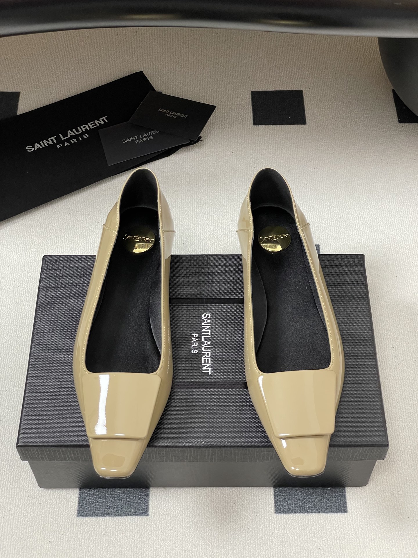 Title: Saint Laurent YSL Ballerina Shoes Description Summary: Saint Laurent YSL ballerina shoes with unique design, featuring square head, CASSANDRE logo, and Italian leather so - 图片 5