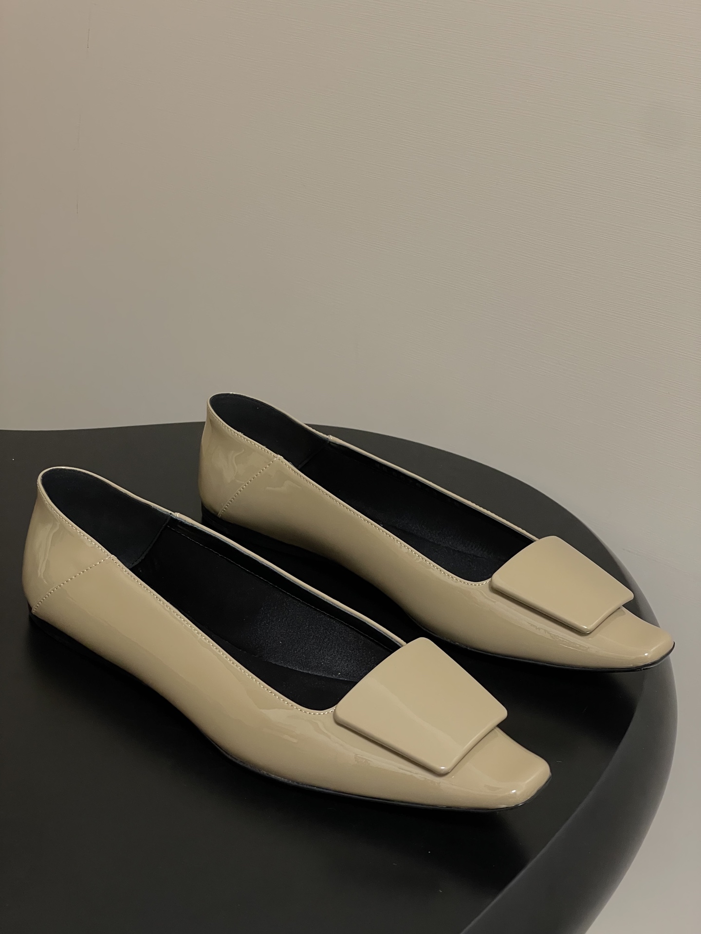 Title: Saint Laurent YSL Ballerina Shoes Description Summary: Saint Laurent YSL ballerina shoes with unique design, featuring square head, CASSANDRE logo, and Italian leather so - 图片 1