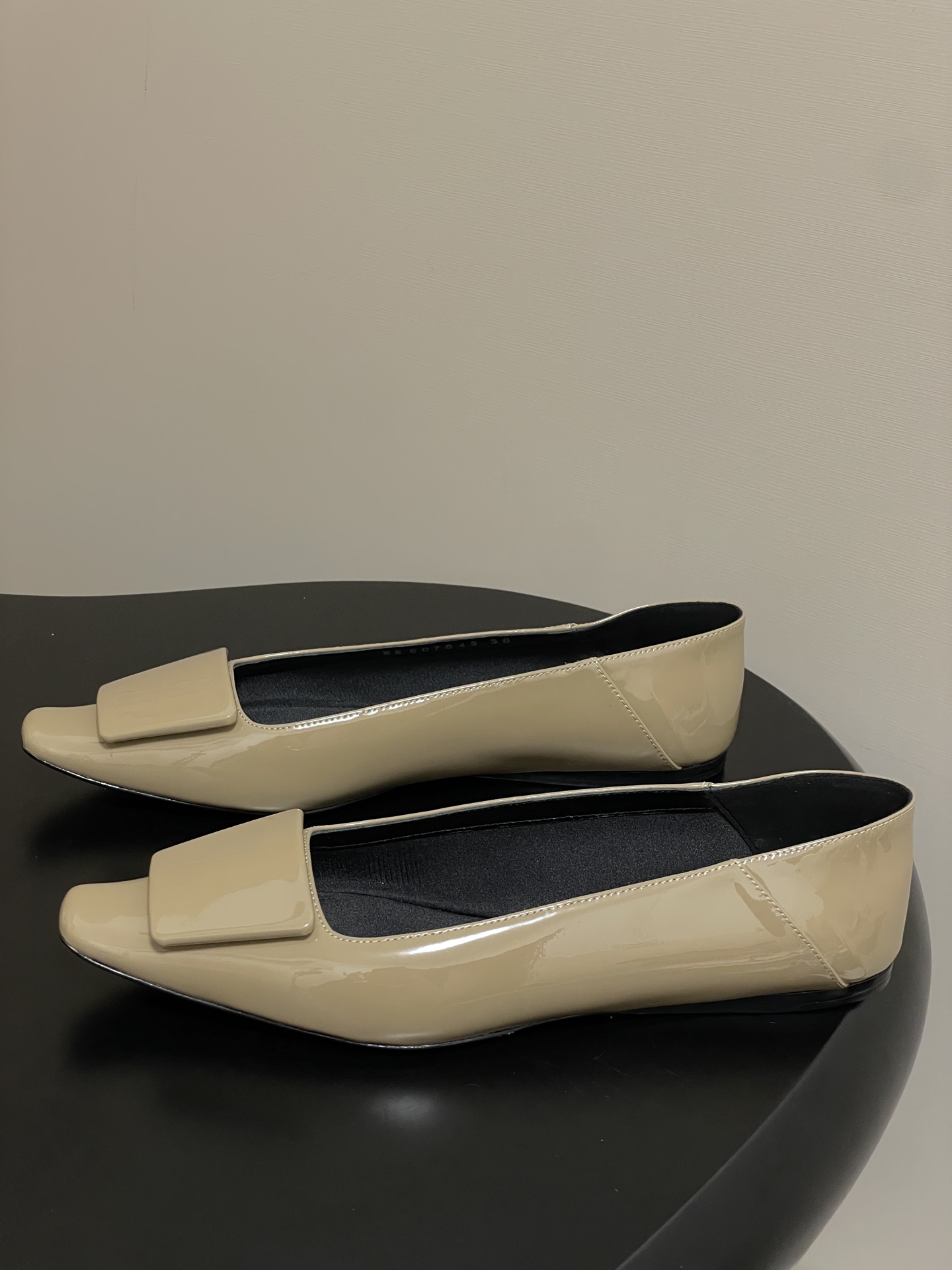 Title: Saint Laurent YSL Ballerina Shoes Description Summary: Saint Laurent YSL ballerina shoes with unique design, featuring square head, CASSANDRE logo, and Italian leather so - 图片 3