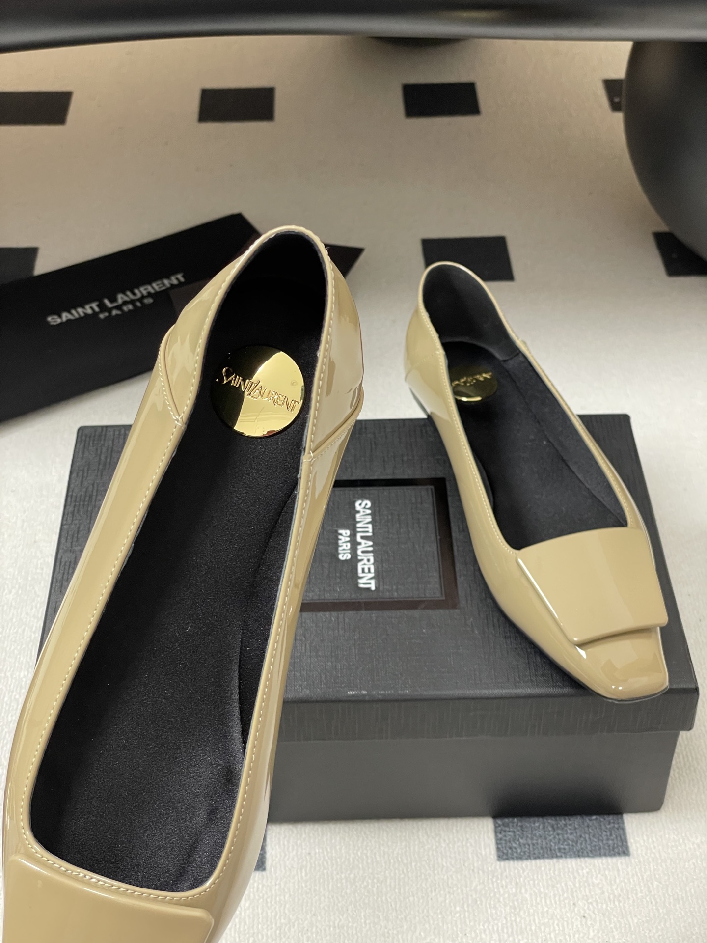 Title: Saint Laurent YSL Ballerina Shoes Description Summary: Saint Laurent YSL ballerina shoes with unique design, featuring square head, CASSANDRE logo, and Italian leather so - 图片 7