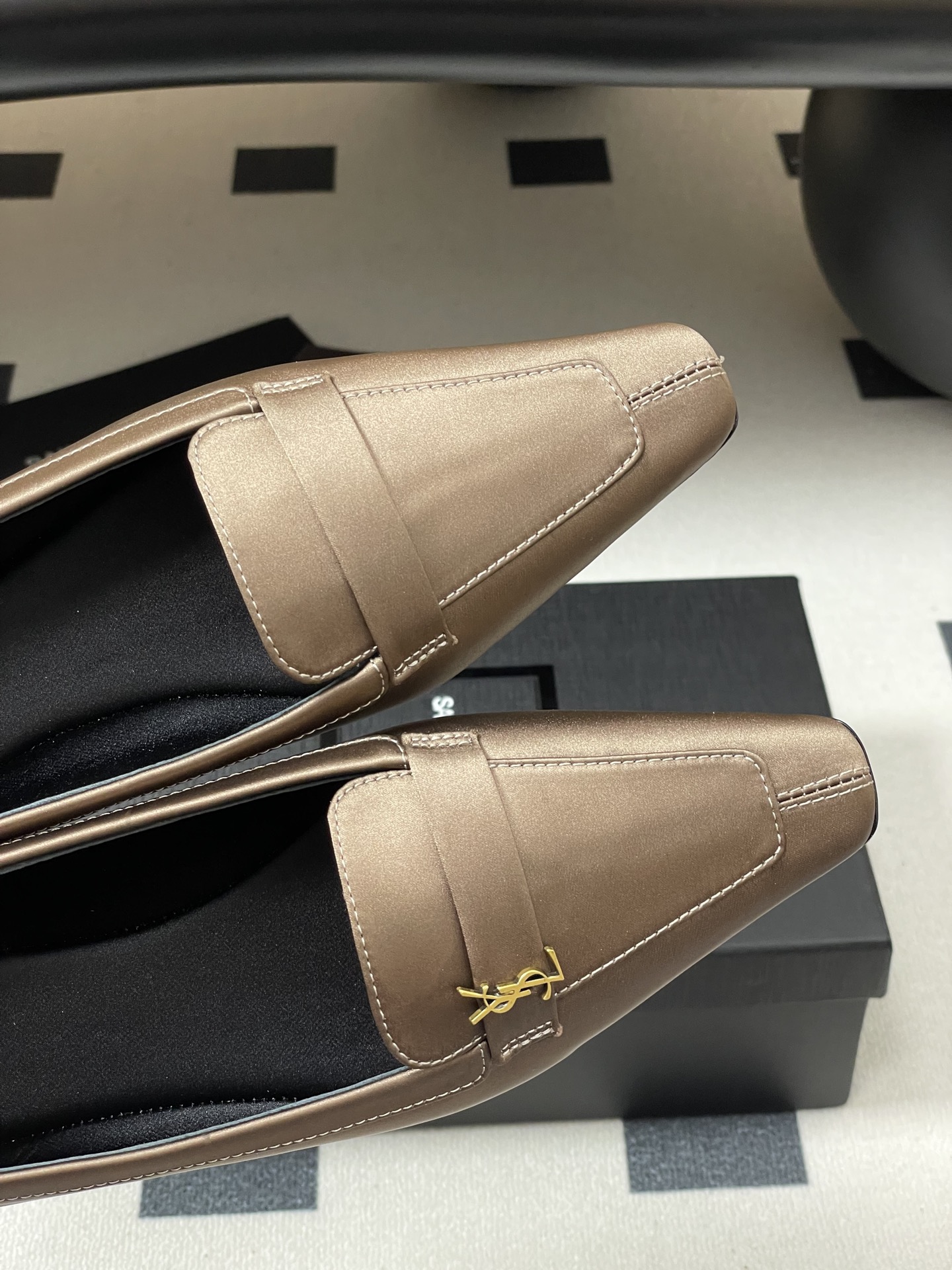 “Saint Laurent Silk Ballerina Shoes with Cassandre Logo – Top Quality Leather and Real Silk” - 图片 9