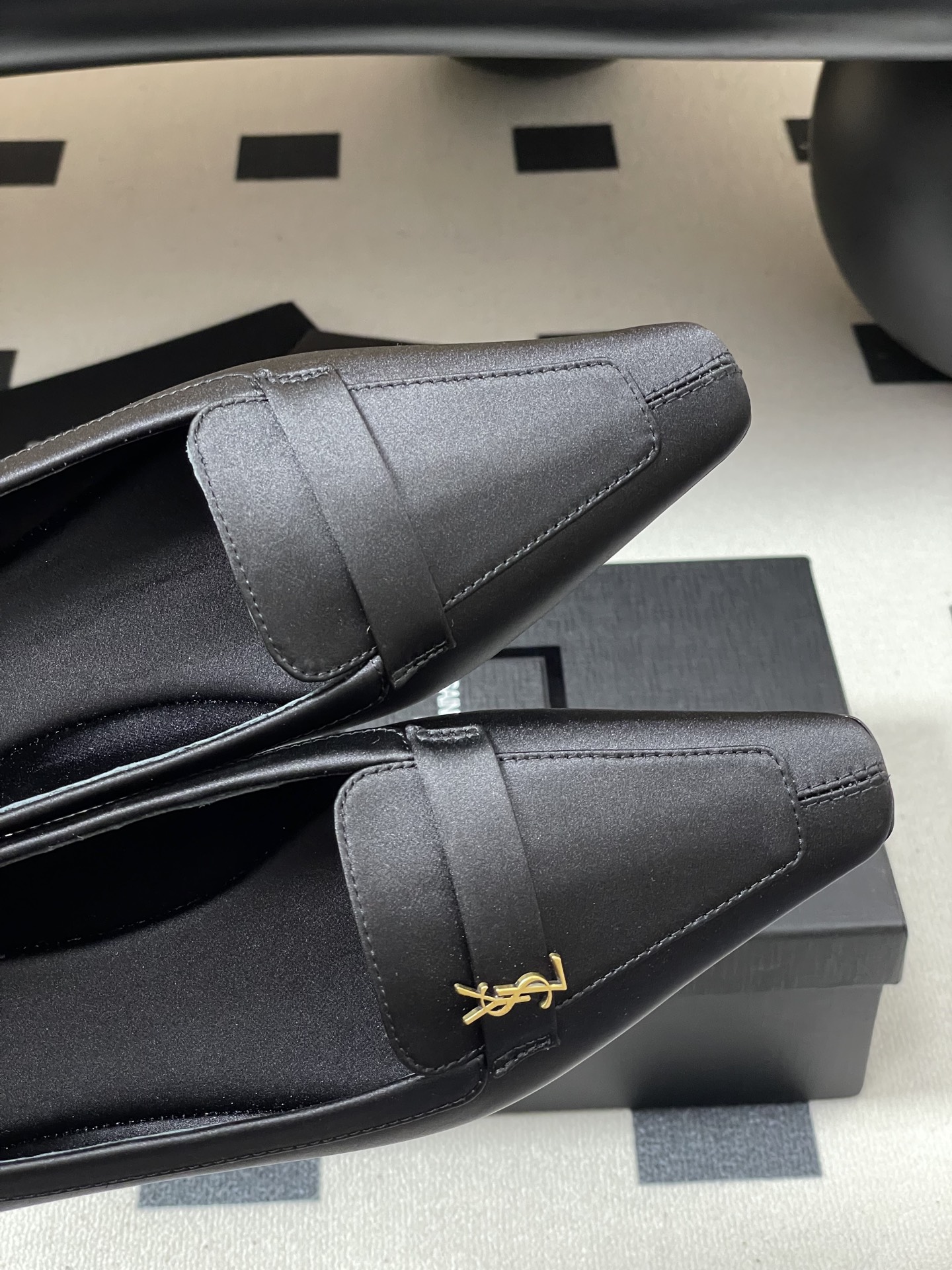 Title: Saint Laurent 25th Anniversary Ballerina Shoes Description Summary: Saint Laurent celebrates 25 years with top-quality ballerina shoes featuring silk, leather, and the iconic YSL logo - 图片 9