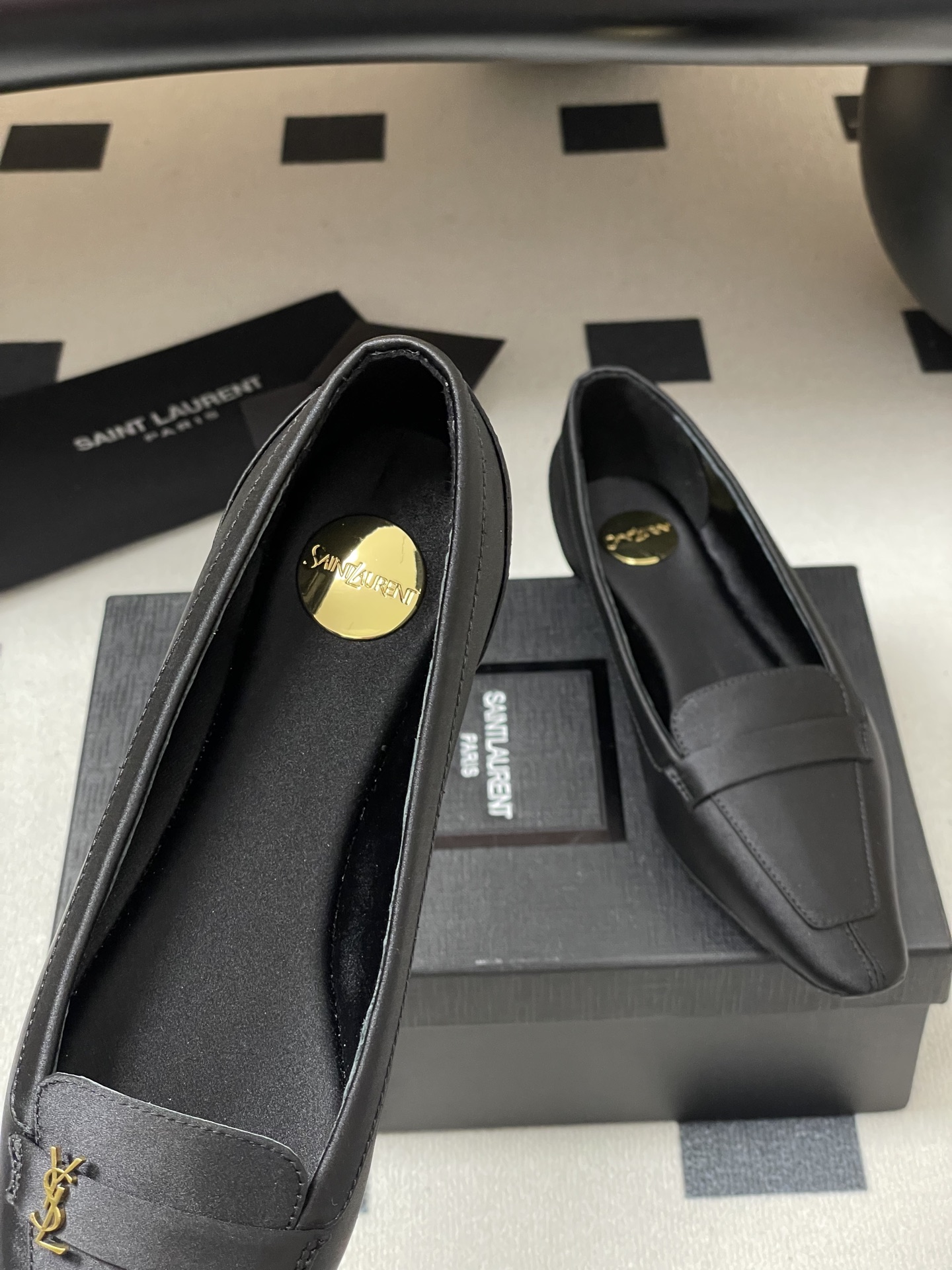 Title: Saint Laurent 25th Anniversary Ballerina Shoes Description Summary: Saint Laurent celebrates 25 years with top-quality ballerina shoes featuring silk, leather, and the iconic YSL logo - 图片 7