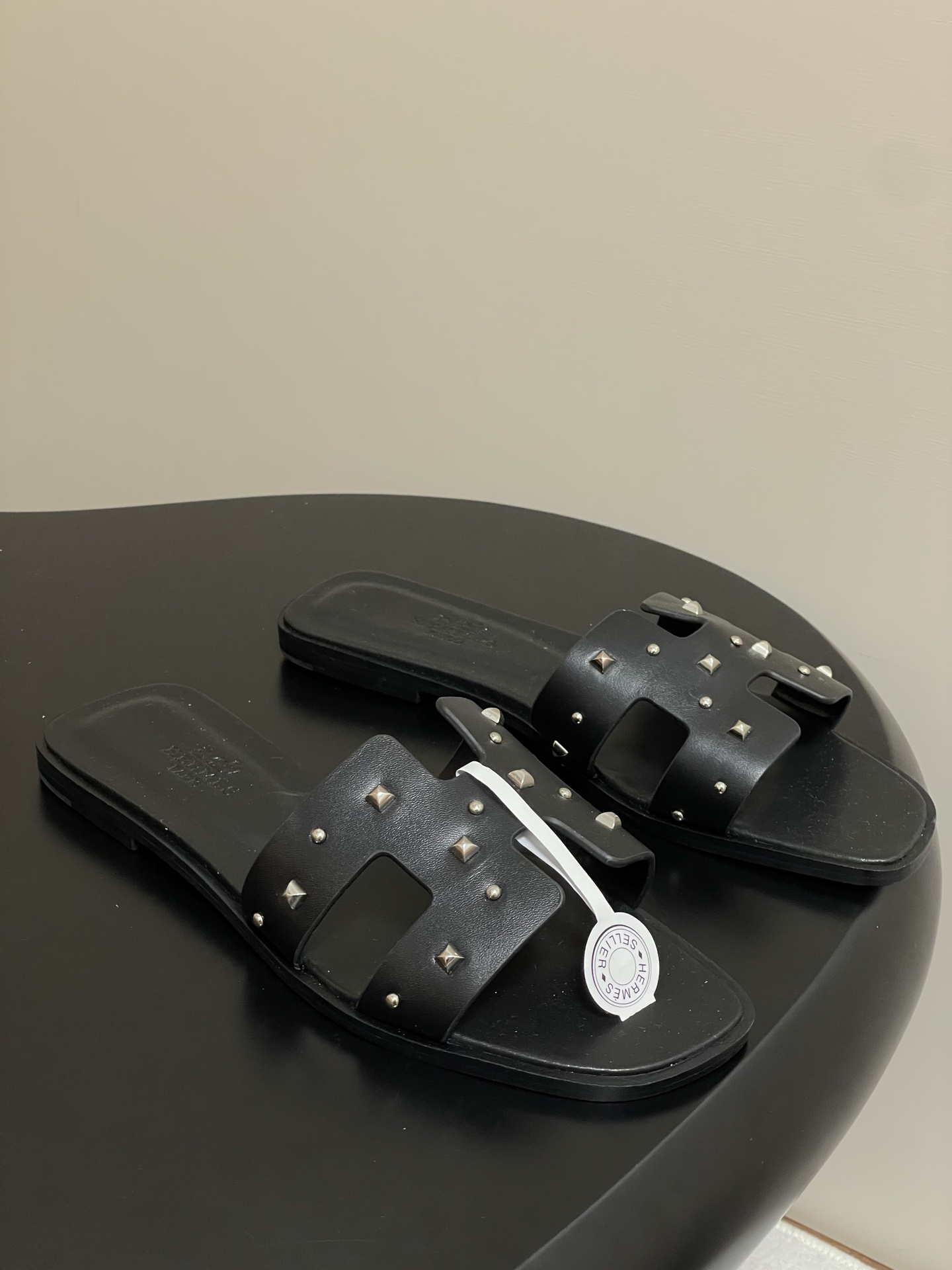 NO:780826,-Top quality (with high-end airplane case/silk scarf) Hermes H Oran classic model ‘H’ slippers. The classic and versatile H slippers, there are many new colors in the spring and summer of 2025. Incorporating details such as lizard pattern, crocodile pattern, palm print, graffiti, embroidery, etc., the simple H slippers have a new look!  Add more matching possibilities!  The basic colors and this year’s hottest new colors are all with your eyes closed. Every color is a must-have item for H fans in summer. The upper is calfskin/sheep/denim... The lining is lambskin. The sole is Italian A-grade double-layer leather outsole.  Size 35-39 (34.40.41.42.43 customized, non-refundable), slippers, hermes, hermes, slippers, cowhide, sheepskin, sheep, Leather soles19860909-顶级品质（配高档飞机盒/丝巾） Hermes 爱马仕 H家Oran万年经典款‘H’拖鞋 经典百搭的H拖鞋,2025春夏出了很多新配色呢 融入蜥蜴纹、鳄鱼纹、掌纹、 涂鸦、 刺绣等细节,让简约的H拖鞋 焕发新意！增加更多配搭可能性！ 基础色和今年爆款新配色,都是闭眼入的,H粉们夏日必备的单品每一个色都很好看 鞋面小牛皮/羊猄/牛仔布… 内里垫脚小羊皮 鞋底意大利A级双层真皮大底 码数35-39（34.40.41.42.43定做不退换）,拖鞋,hermes,hermes,slippers,cowhide,sheepskin,sheep,Leather soles,Women's Shoes