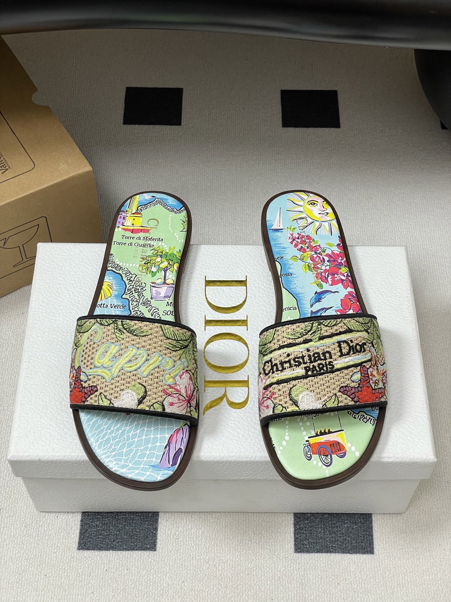 Dior 25ss春夏新款Dior 迪奥Dway Souvenir图案平底凉拖鞋 自然色酒椰草编和棉质刺绣面料 字母刺绣拖鞋
