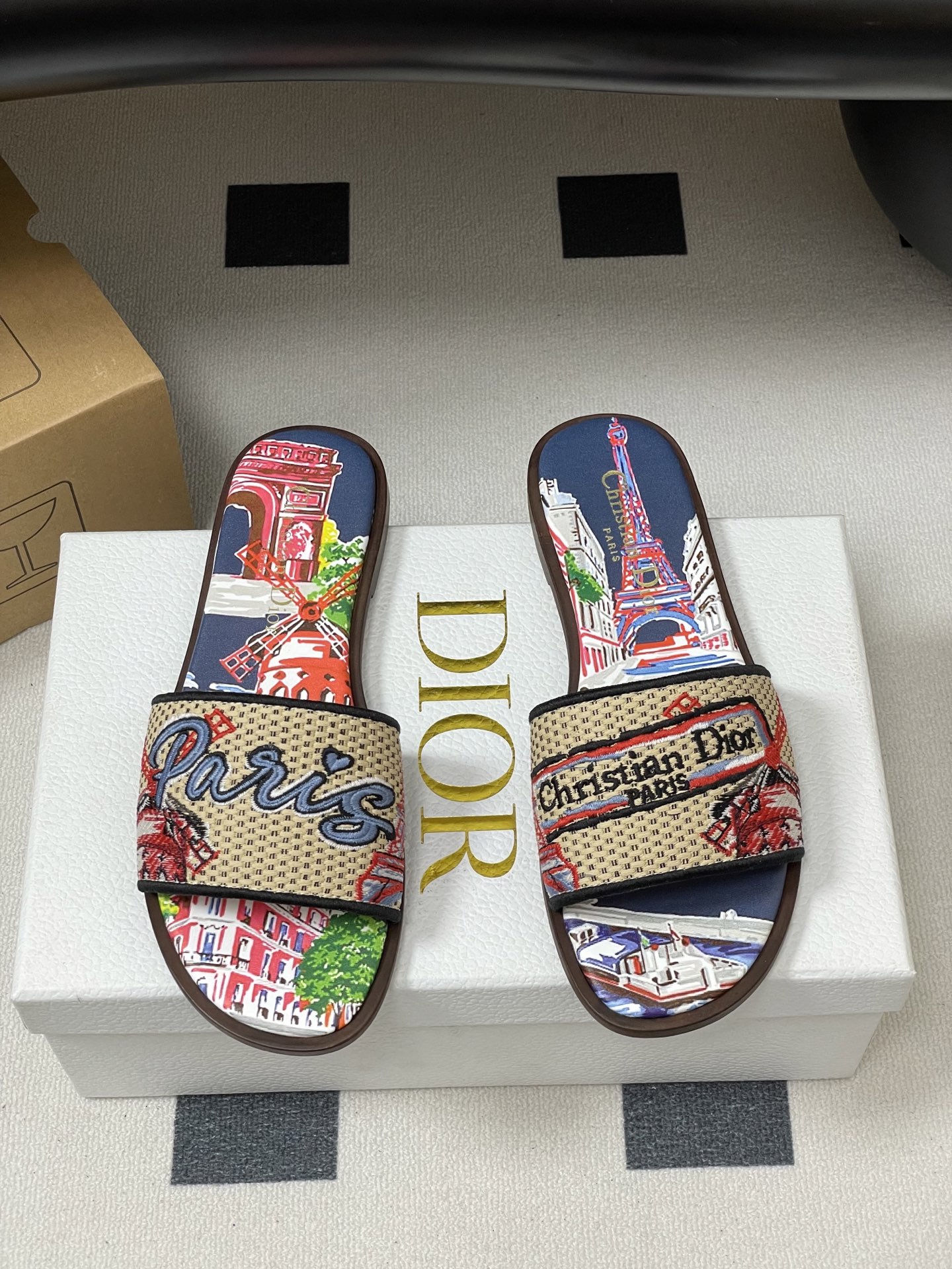 Dior 25ss春夏新款Dior 迪奥Dway Souvenir图案平底凉拖鞋 自然色酒椰草编和棉质刺绣面料 字母刺绣拖鞋