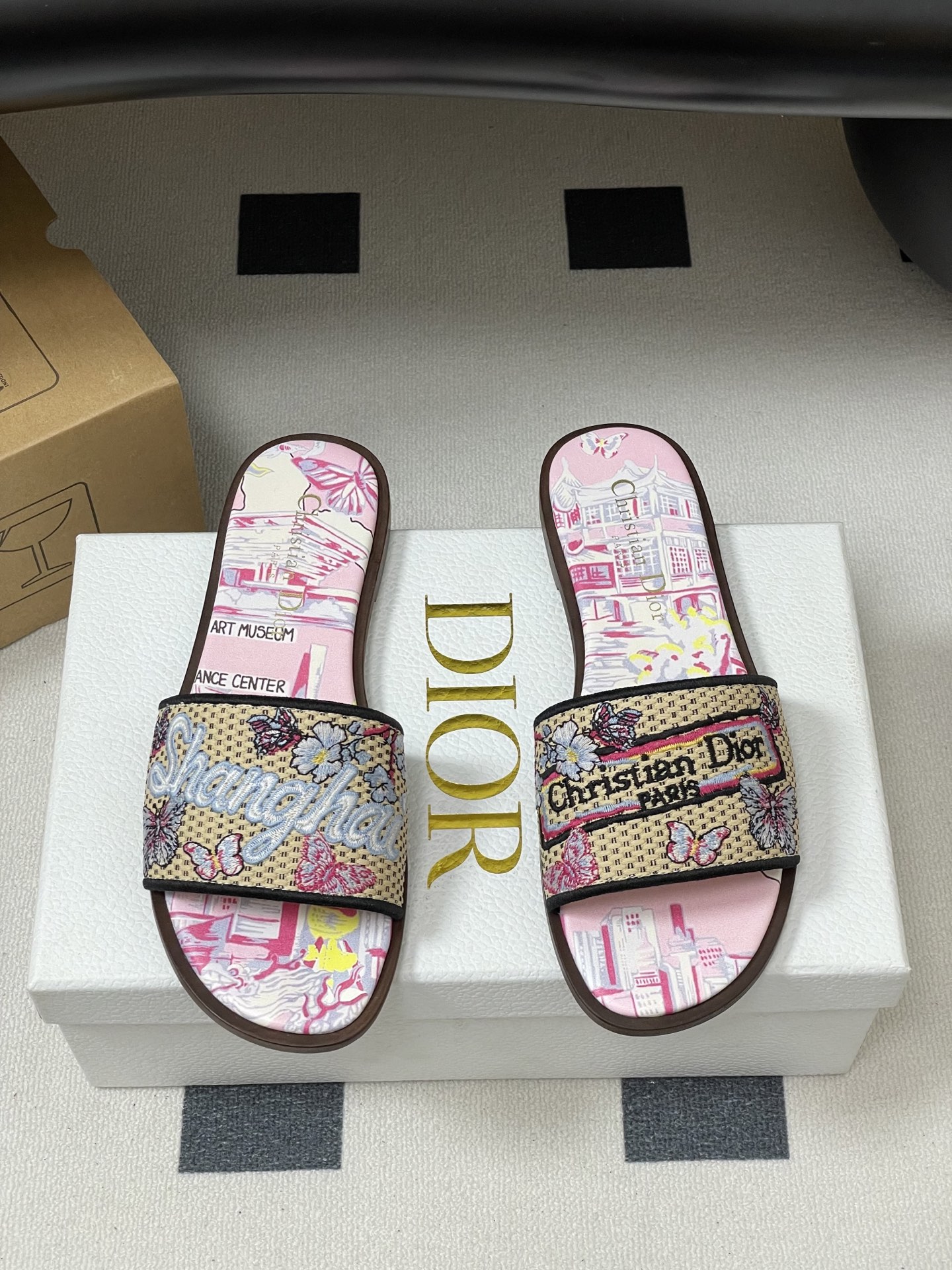 Dior 25ss春夏新款Dior 迪奥Dway Souvenir图案平底凉拖鞋 自然色酒椰草编和棉质刺绣面料 字母刺绣拖鞋