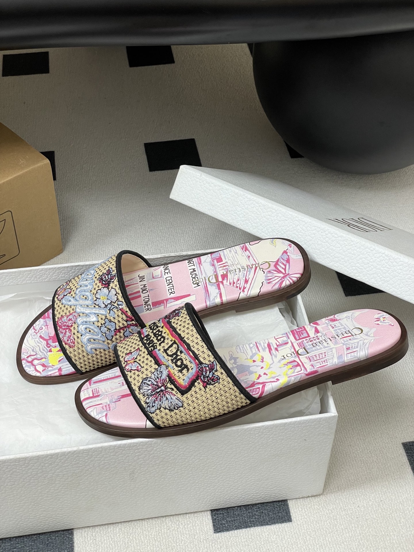 Dior 25ss春夏新款Dior 迪奥Dway Souvenir图案平底凉拖鞋 自然色酒椰草编和棉质刺绣面料 字母刺绣拖鞋
