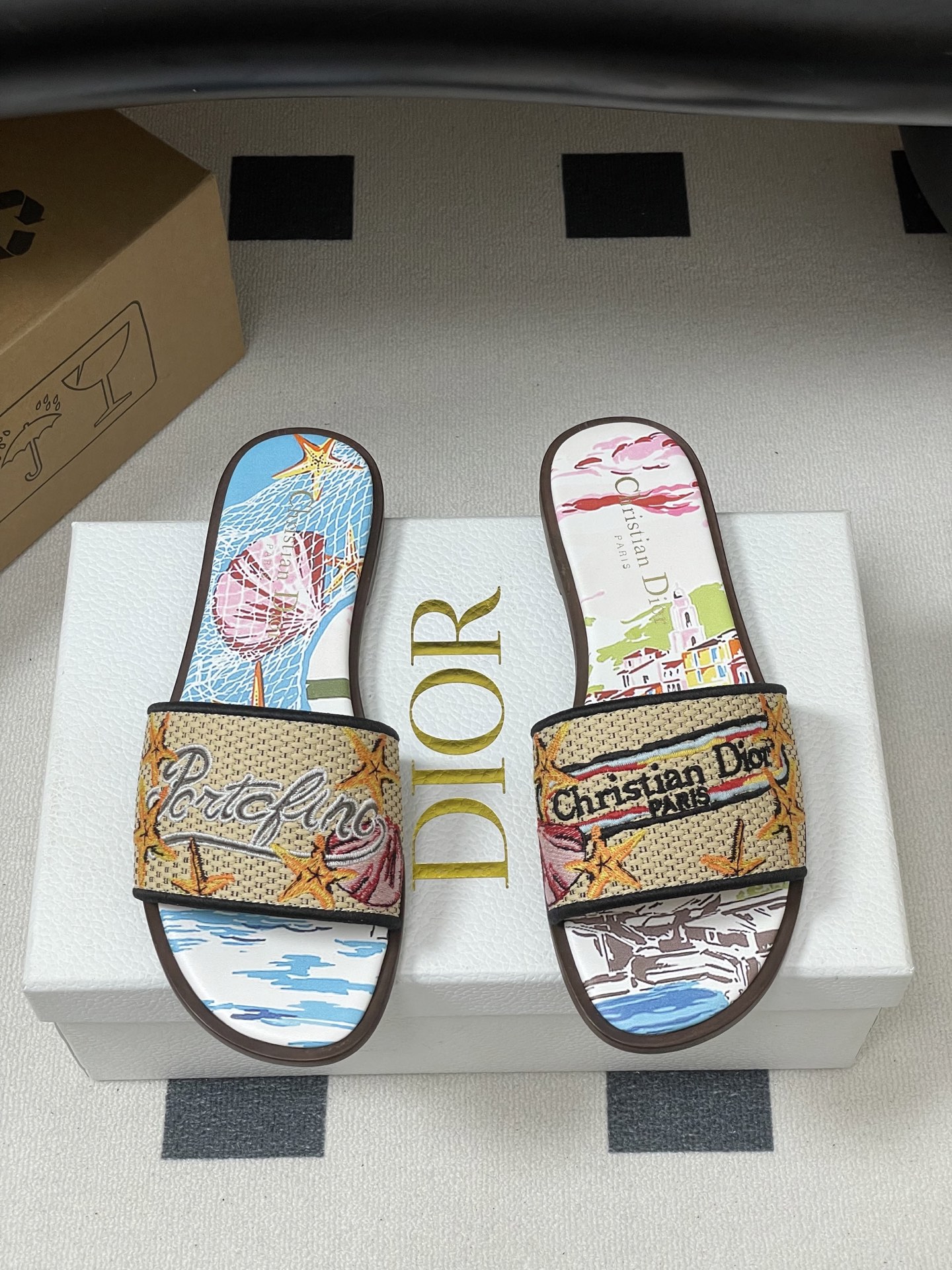 Dior 25ss春夏新款Dior 迪奥Dway Souvenir图案平底凉拖鞋 自然色酒椰草编和棉质刺绣面料 字母刺绣拖鞋