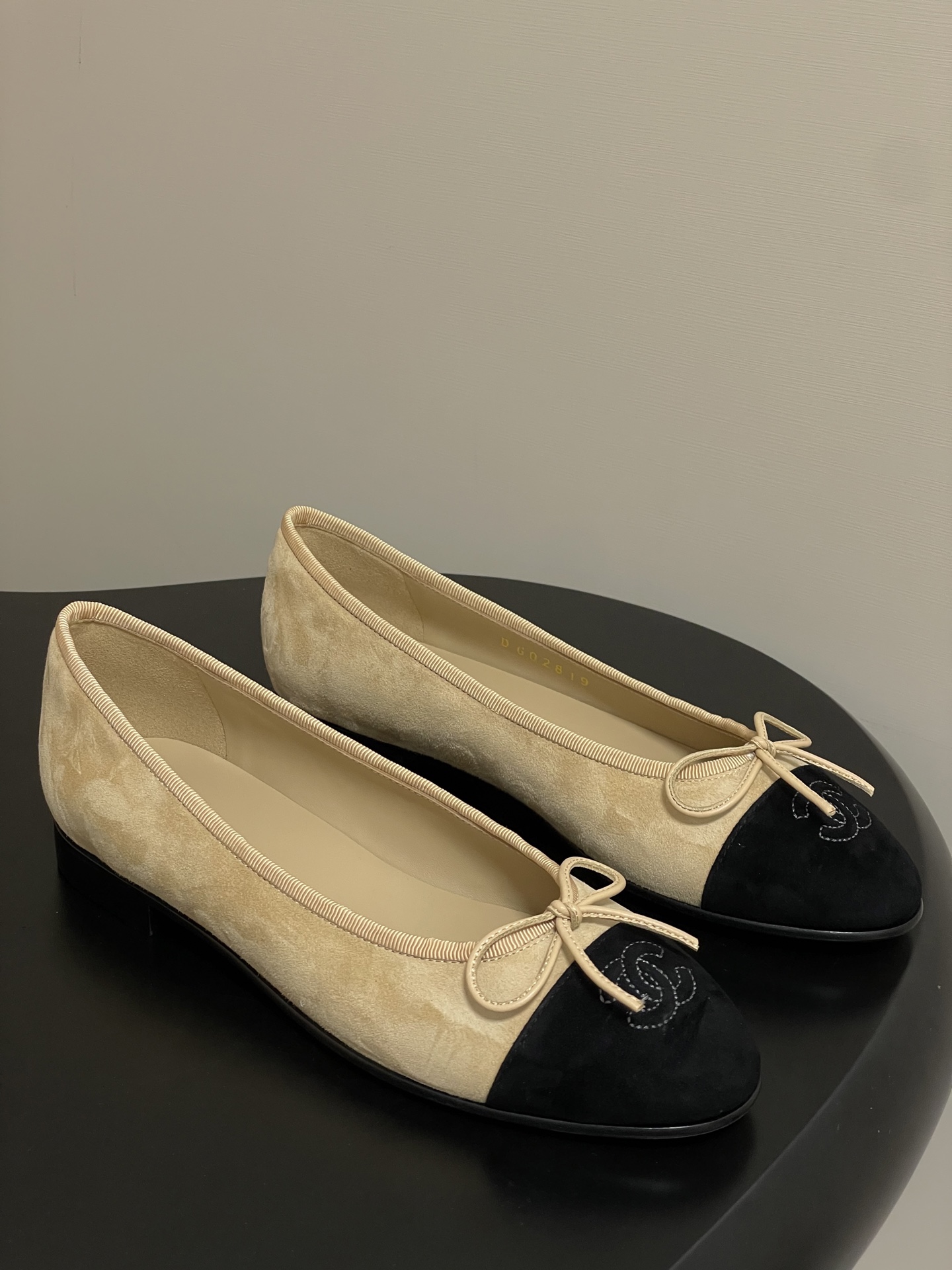 NO:534954,- Top quality 25s early autumn latest color Chanel small fragrance bow ballet shoes flat single shoes for thousands of years classic super hot suede suede ballet shoes irresistible suede ballet shoes fall in love with at first sight Beautiful suede ballet shoes, very well matched with spring and summer. Believe me This is a pair of ballet shoes that can take you to a good place. Customized upper delicate sheep leather, inner footbed imported sheepskin sole Italian A-grade genuine leather outsole size 34-42 positive size (34.40.41.42 custom-made non-return and exchange), sandals single shoes, chanel, sandals, sheepskin, sheep, chamois leather, Leather soles19860909-顶级品质 25s早秋最新配色Chanel小香蝴蝶结芭蕾舞鞋平底单鞋万年经典款超火麂皮绒面芭蕾鞋 无法抗拒的麂皮绒面系芭蕾舞鞋一眼爱上 绝美的麂皮绒面芭蕾舞鞋,跟春夏的适配度很高 相信我 这是一双能带你去到好地方的芭蕾舞鞋 鞋面定制细腻羊猄皮 内里垫脚进口羊皮 鞋底意大利A级真皮大底 码数34-42正码（34.40.41.42定做不退换）,凉鞋单鞋,chanel,sandals,sheepskin,sheep,chamois leather,Leather soles,Women's Shoes