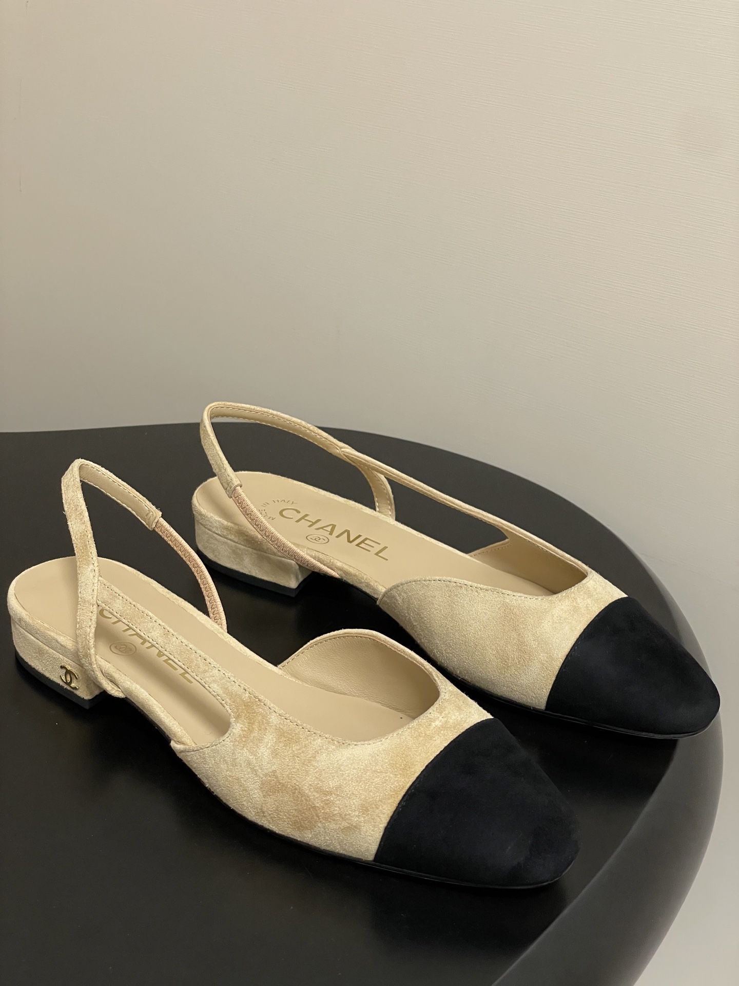 NO:534985,- Top quality 25s early spring new Chanel small fragrance beautiful suede suede rear hollow Sling-back sandals flat/thick heel Sling-back was launched in 1957, and then two-tone design became a classic chanel! The heel is very suitable for spring and summer. The two-color design is simple and exquisite, the square toe is generous and elegant, and the toe color produces a color difference. The rear lace-up design is simple and elegant. A pair of classic styles that can be worn for a hundred years is worth entering!! Customized upper delicate sheep skin, inner foot pad imported sheep skin, heel height 2cm/6.5cm sole Italian A-grade leather outsole, size 35-39 (34.40.41.42 custom made without return or exchange), sandals, chanel, sandals, sheepskin, sheep, chamois  Leather,Leather soles19860909-顶级品质 25s早春新款Chanel小香绝美麂皮绒面后空Sling-back凉鞋平底/粗跟 Sling-back于1957年问世,之后two-tone设计成为chanel经典之作!跟春夏的适配度很高 双色设计简约精美,方头大方气质,从视觉上拉长腿部线条,鞋头颜色产生了色差感,后系带设计简洁优雅,一双能穿百年的经典款,值得一入!! 鞋面定制细腻羊猄皮 内里垫脚进口羊皮 跟高2cm/6.5cm 鞋底意大利A级真皮大底 码数35-39（34.40.41.42定做不退换）,凉鞋单鞋,chanel,sandals,sheepskin,sheep,chamois leather,Leather soles,Women's Shoes