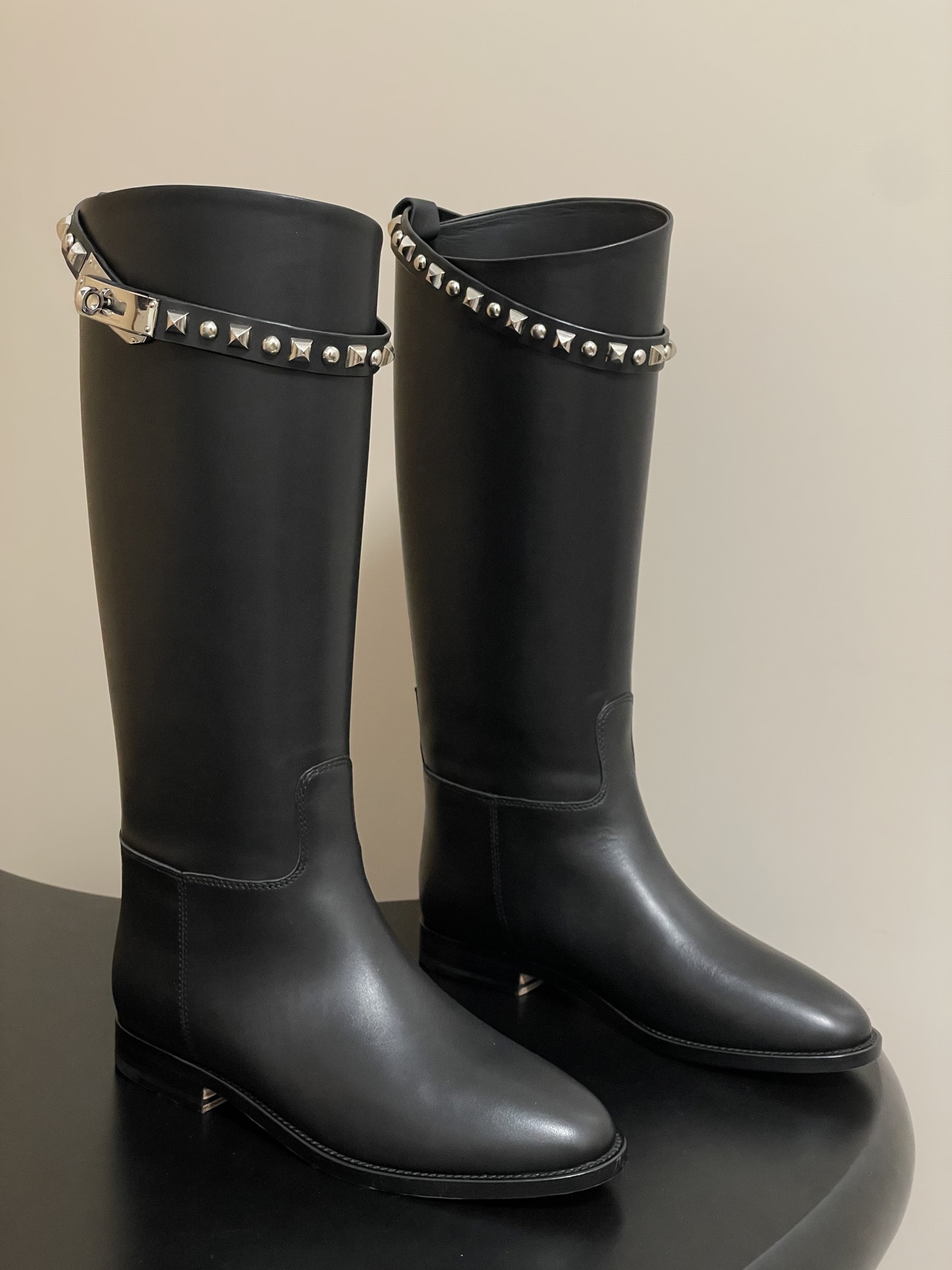 NO:576943,Top quality Hermes H Juming series classic boots Kelly buckle knight boots rivet straight boots classic and simple!  The design style of boots is usually classic and simple, focusing on the smoothness of the lines and the elegance of the shape. It does not have too many complicated decorations, but it can show the noble and majestic characteristics. This simple beauty is in line with the brand's consistent high-end positioning, and also makes its products have a sense of fashion that spans the times and can be popular for a long time. It presents a classic long-tube style with smooth and natural lines, which can elegantly wrap the leg lines and show the slender leg outline. It has a unique flavor whether it is paired with a skirt or trousers. The upper is made of customized calf leather.  Calf leather lining for foot pads, Italian grade A genuine leather outsole, size 35-39 (40.41.42 custom-made, non-refundable), boots, hermes, hermes, boots, skirts, cowhide, Leather soles19860909顶级品质 Hermes 爱马仕 H家Juming系列经典款长靴Kelly扣骑士靴 铆钉直筒长靴 经典简约！靴子的设计风格通常以经典、简约为主,注重线条的流畅性和造型的优雅感.没有过多繁杂的装饰,却能展现出高贵大气的特质,这种简约之美符合品牌一贯的高端定位,也使其产品具有跨越时代的时尚感,能够长久流行. 呈现出经典的长筒款式,线条流畅自然,能够优雅地包裹腿部线条,展现出修长的腿部轮廓,无论是搭配裙装还是裤装都别有一番风味. 鞋面定制小牛皮 内里垫脚牛皮 鞋底意大利A级真皮大底 码数35-39（40.41.42定做不退换）,靴子,hermes,hermes,boots,skirts,cowhide,Leather soles,Women's Shoes