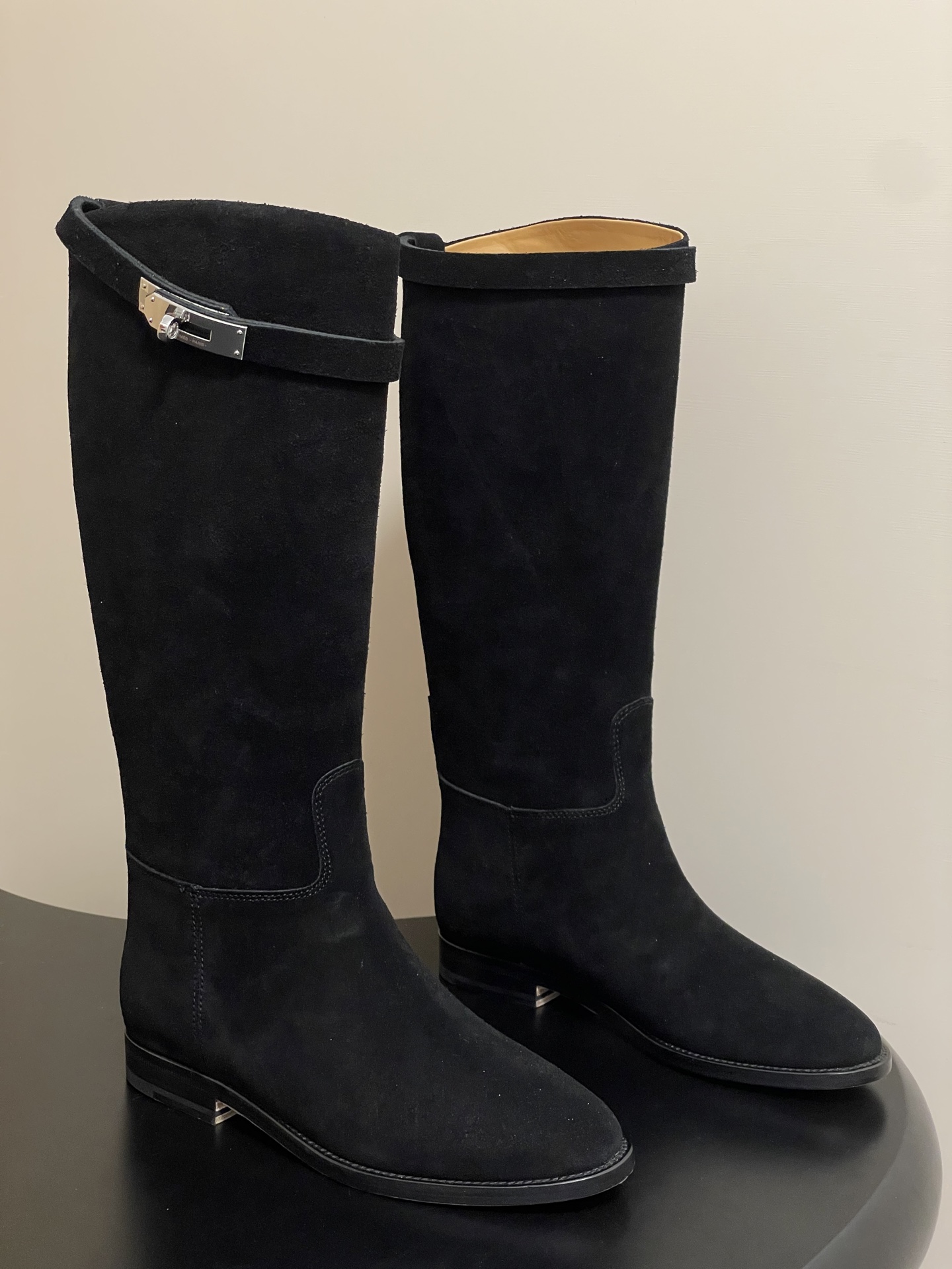 NO:576939,Top quality Hermes H Juming series classic boots Kelly buckle knight boots straight boots classic and simple!  The design style of boots is usually classic and simple, focusing on the smoothness of the lines and the elegance of the shape. It does not have too many complicated decorations, but can show a noble and majestic character. This simple beauty is in line with the brand's consistent high-end positioning, and also makes its products have a fashion sense that transcends the times and can be popular for a long time. It presents a classic long-tube style with smooth and natural lines, which can elegantly wrap the leg lines and show the slender leg outline. Whether it is paired with a skirt or trousers, it has a unique flavor.  Customized calfskin/cow leather upper, cowhide lining, Italian grade A genuine leather outsole, size 35-39 (40.41.42 custom-made, non-returnable), boots, hermes, hermes, boots, skirts, cowhide, Leather soles19860909顶级品质 Hermes 爱马仕 H家Juming系列经典款长靴Kelly扣骑士靴 直筒长靴 经典简约！靴子的设计风格通常以经典、简约为主,注重线条的流畅性和造型的优雅感.没有过多繁杂的装饰,却能展现出高贵大气的特质,这种简约之美符合品牌一贯的高端定位,也使其产品具有跨越时代的时尚感,能够长久流行. 呈现出经典的长筒款式,线条流畅自然,能够优雅地包裹腿部线条,展现出修长的腿部轮廓,无论是搭配裙装还是裤装都别有一番风味. 鞋面定制小牛皮/牛猄皮 内里垫脚牛皮 鞋底意大利A级真皮大底 码数35-39（40.41.42定做不退换）,靴子,hermes,hermes,boots,skirts,cowhide,Leather soles,Women's Shoes