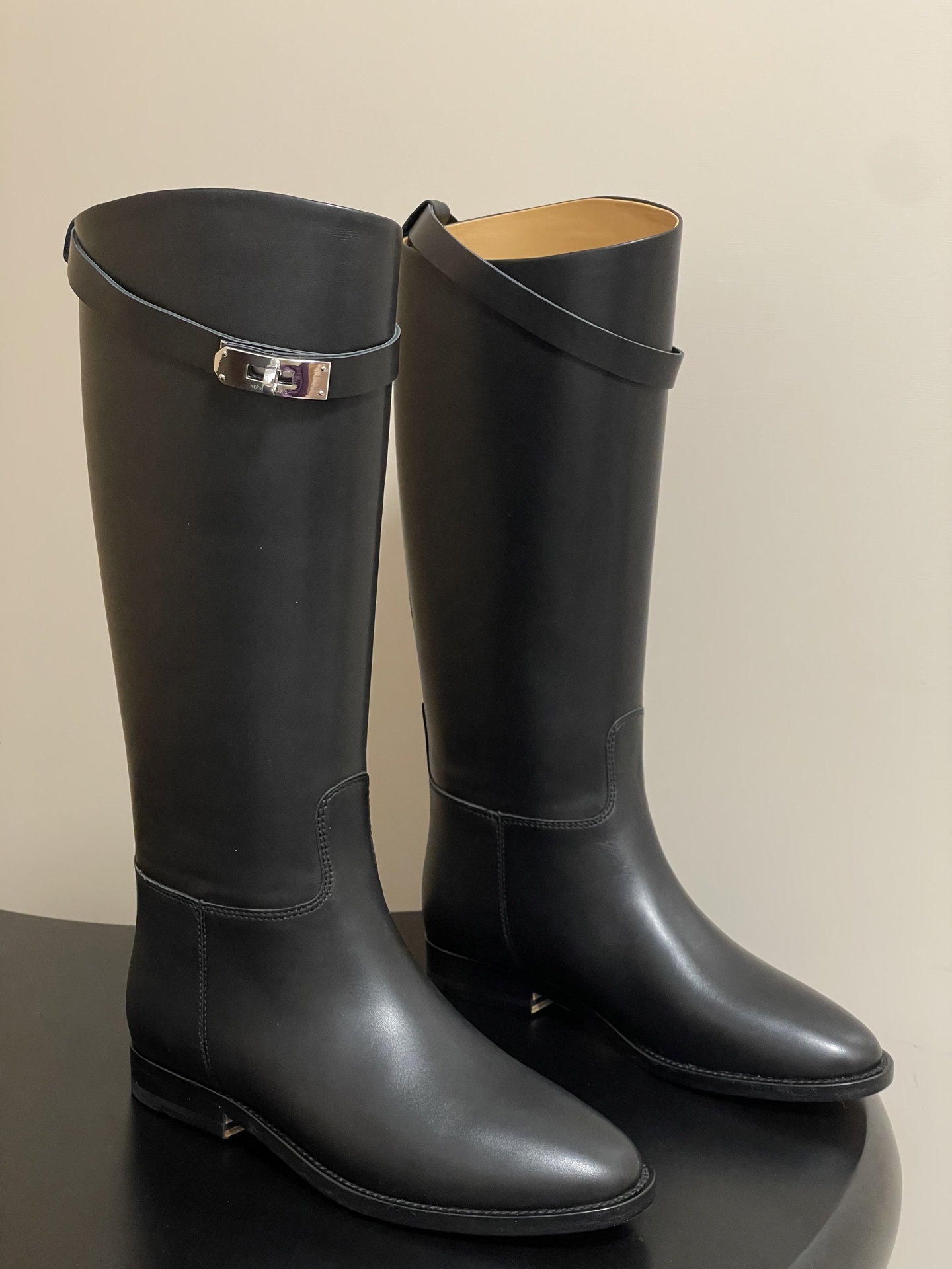 NO:576934,Top quality Hermes H Juming series classic boots Kelly buckle knight boots straight boots classic and simple!  The design style of boots is usually classic and simple, focusing on the smoothness of the lines and the elegance of the shape. It does not have too many complicated decorations, but can show a noble and majestic character. This simple beauty is in line with the brand's consistent high-end positioning, and also makes its products have a fashion sense that transcends the times and can be popular for a long time. It presents a classic long-tube style with smooth and natural lines, which can elegantly wrap the leg lines and show the slender leg outline. Whether it is paired with a skirt or trousers, it has a unique flavor.  Customized calfskin/cow leather upper, cowhide lining, Italian grade A genuine leather outsole, size 35-39 (40.41.42 custom-made, non-returnable), boots, hermes, hermes, boots, skirts, cowhide, Leather soles19860909顶级品质 Hermes 爱马仕 H家Juming系列经典款长靴Kelly扣骑士靴 直筒长靴 经典简约！靴子的设计风格通常以经典、简约为主,注重线条的流畅性和造型的优雅感.没有过多繁杂的装饰,却能展现出高贵大气的特质,这种简约之美符合品牌一贯的高端定位,也使其产品具有跨越时代的时尚感,能够长久流行. 呈现出经典的长筒款式,线条流畅自然,能够优雅地包裹腿部线条,展现出修长的腿部轮廓,无论是搭配裙装还是裤装都别有一番风味. 鞋面定制小牛皮/牛猄皮 内里垫脚牛皮 鞋底意大利A级真皮大底 码数35-39（40.41.42定做不退换）,靴子,hermes,hermes,boots,skirts,cowhide,Leather soles,Women's Shoes