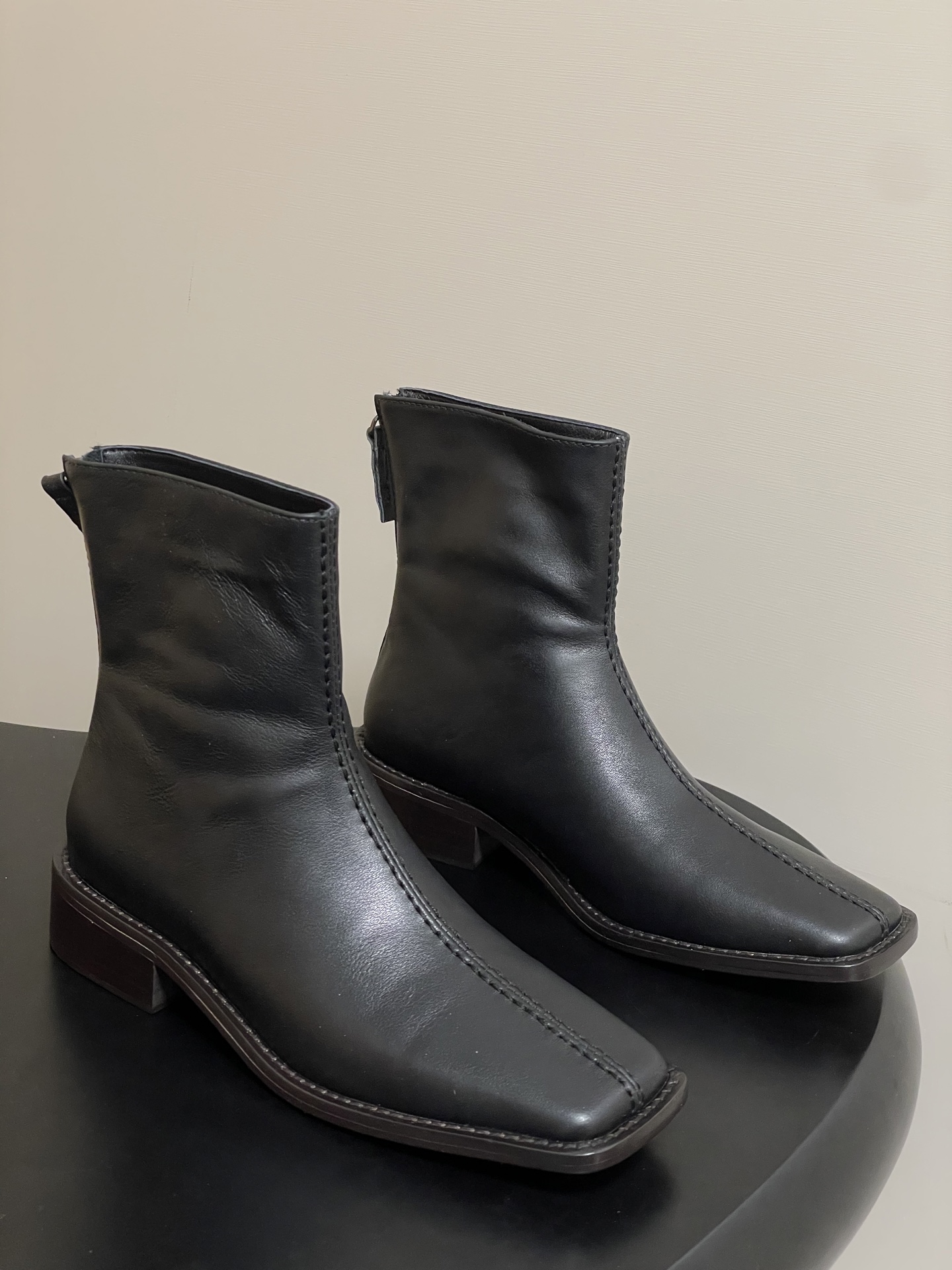 NO:490247,- LEMAIRE 2025 autumn and winter new style square toe simple high-end short boots with zippered flat heel and one-foot ankle boots. A pair of high-end and practical boots are expressed in this casual and lazy way. I really like it very much. It is minimalist, low-key and stylish, and exudes a charming temperament everywhere! A must-have item for autumn and winter!  Upper top layer cowhide inner foot pad sheepskin sole Italian double-layer genuine leather outsole size 35-39 (40.41 custom made without return), boots, boots, cowhide, sheepskin, Leather soles19860909- LEMAIRE 2025秋冬新款 方头简约高级短靴后拉链平跟一脚蹬踝靴 一双高级又实用的靴子用这种随意又慵懒的方式表达出来,我真的超级喜欢呀,极简随意,低调有品,处处散发着迷人的气质! 秋冬必备搭配单品！ 鞋面头层牛皮 内里垫脚羊皮 鞋底意大利双层真皮大底 码数35-39（40.41定做不退换）,靴子,boots,cowhide,sheepskin,Leather soles,Women's Shoes