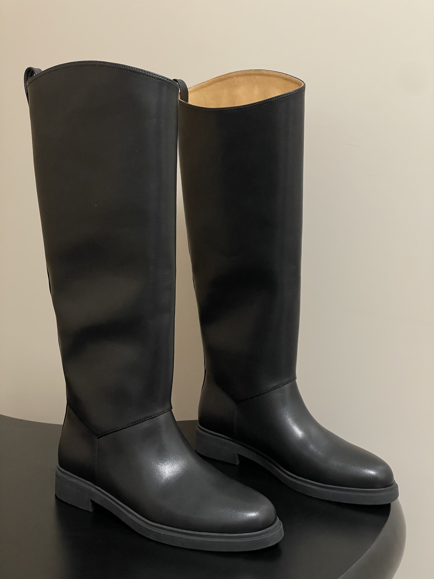 NO:490287,- Loro Piana LP 55s autumn and winter new Kilda straight boots with one foot mid-tube boots This classic equestrian boot style leather mid-tube boots have lower inside and higher design details on the outside, highlighting the exquisite sporty atmosphere. The flexible selected leather, specially tanned, dyed and organized, presents the natural beauty of the material. It is very suitable for wearing with long skirts and trousers, adding dynamic charm to your daily outfit. Customized leather upper, inner footbed cowhide, original molded rubber outsole, size 35-39 (40.41 custom made without return), boots, loro pigana, loro pigana, boots, skirts, cowhide19860909- Loro Piana 诺悠翩雅 LP 55s秋冬新款 Kilda直筒靴一脚蹬中筒长靴 这款经典马术靴风格的皮革中筒靴以内侧较低,外侧较高的设计细节,突显出精美的运动气息.柔韧的精选皮革,经过特别鞣制、染色和整理,呈现出材料自然的美感,非常适合与长裙、裤装搭穿,为您的日常穿搭增添动感魅力. 鞋面定制皮料 内里垫脚牛皮 鞋底原版开模橡胶大底 码数35-39（40.41定做不退换）,靴子,loro piana,loro piana,boots,skirts,cowhide,Women's Shoes