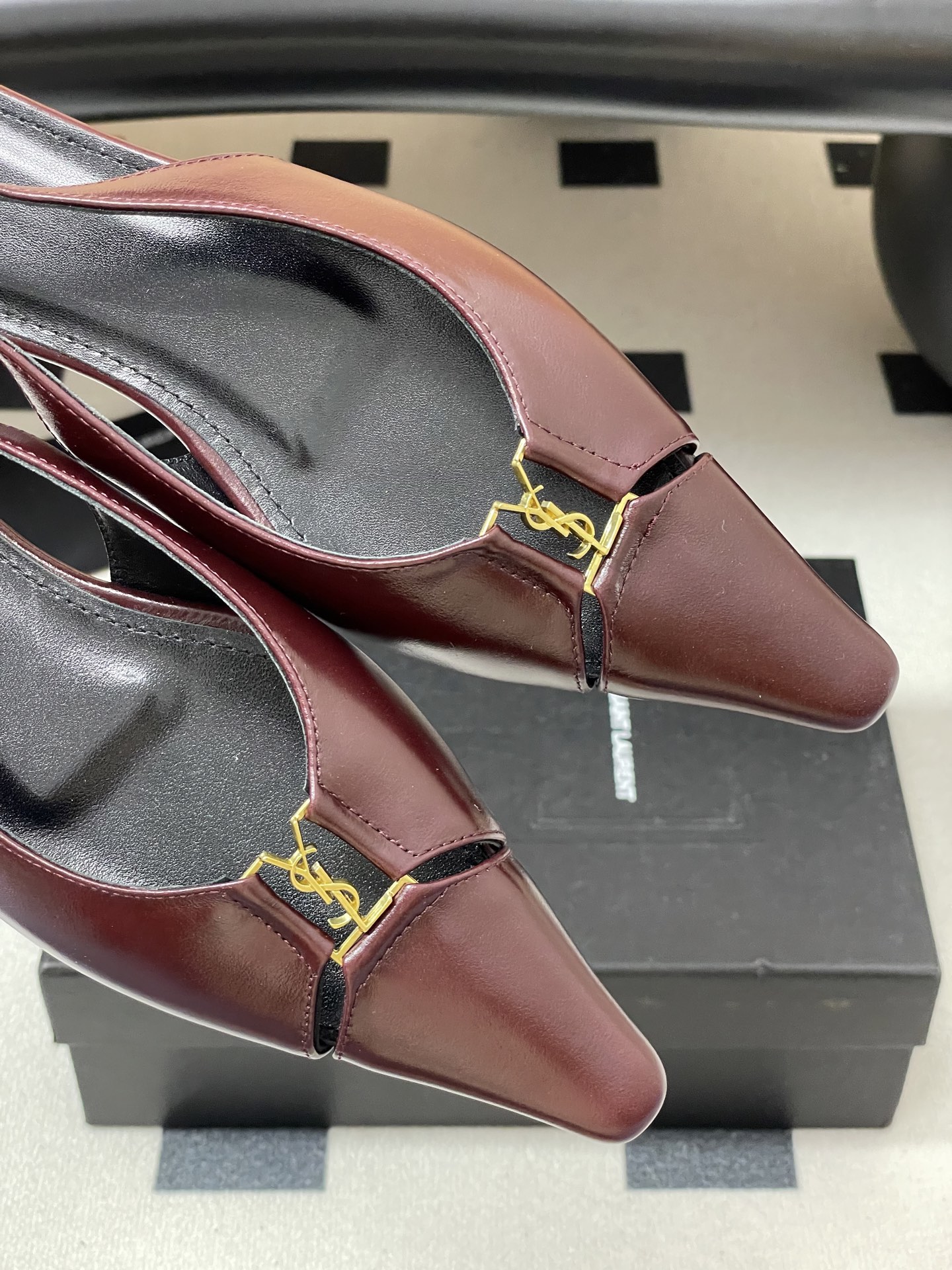 Title: Saint Laurent Women’s Shoes Collection at St. Roland Show Summary: Saint Laurent’s latest show at St. Roland features women’s shoes with cow, sheep, and Italian skin materials. Sizes - 图片 9